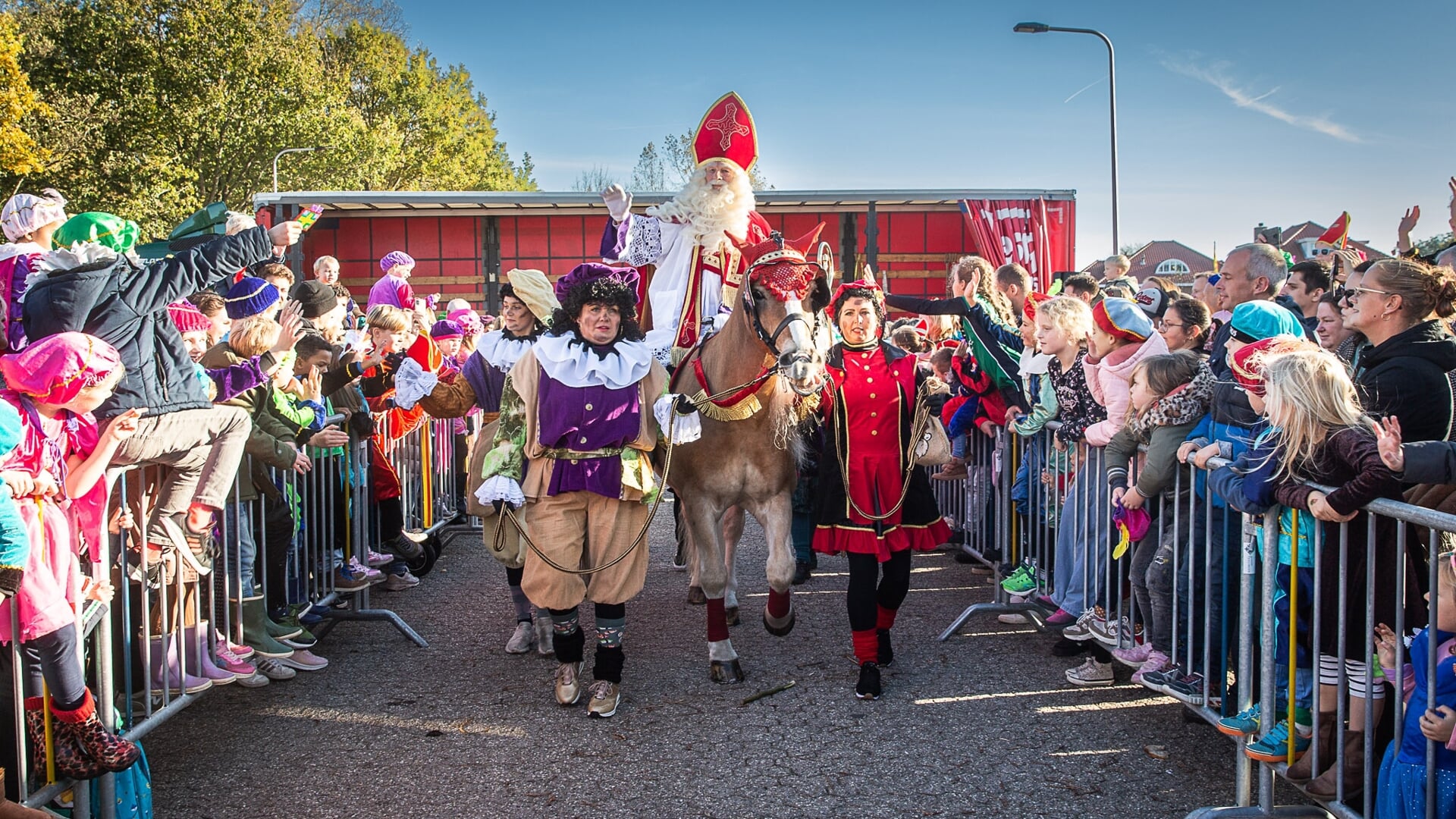 Sinterklaas zwaait naar de kinderen in de haven. | Foto: archief/Edwin van der Wijngaard