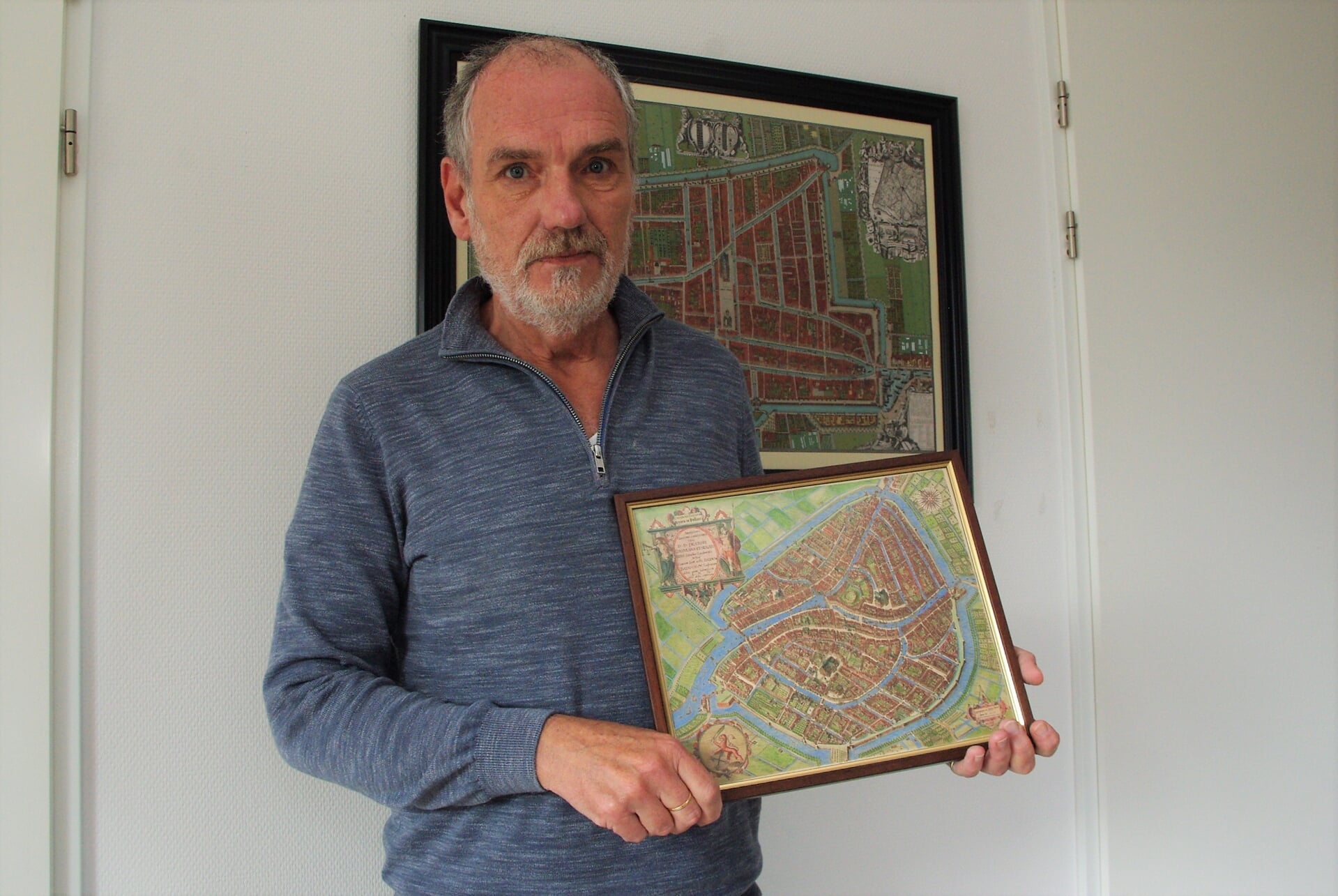 Marcus Laman met de ingekleurde kaart van Leiden. | 