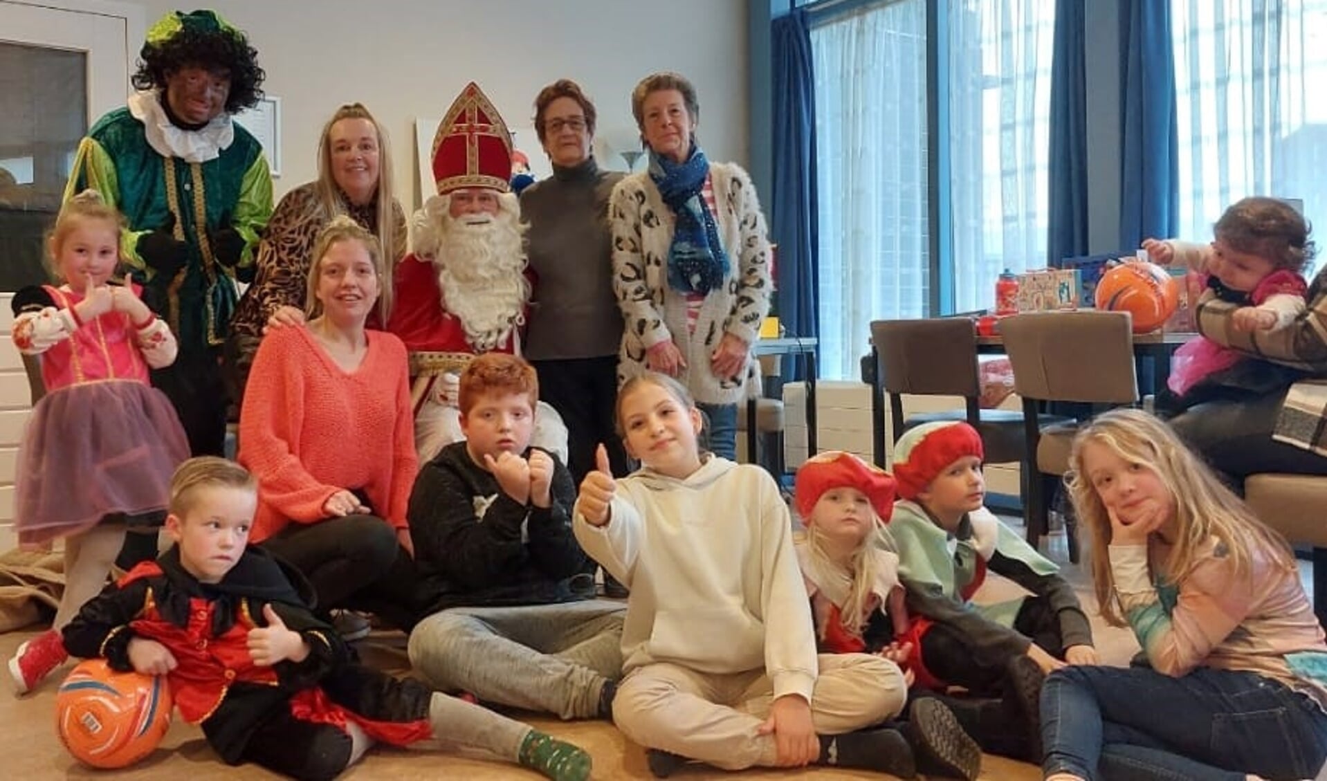 Allemaal op de foto met Sinterklaas. Organisator Alie staat tweede van rechts. 