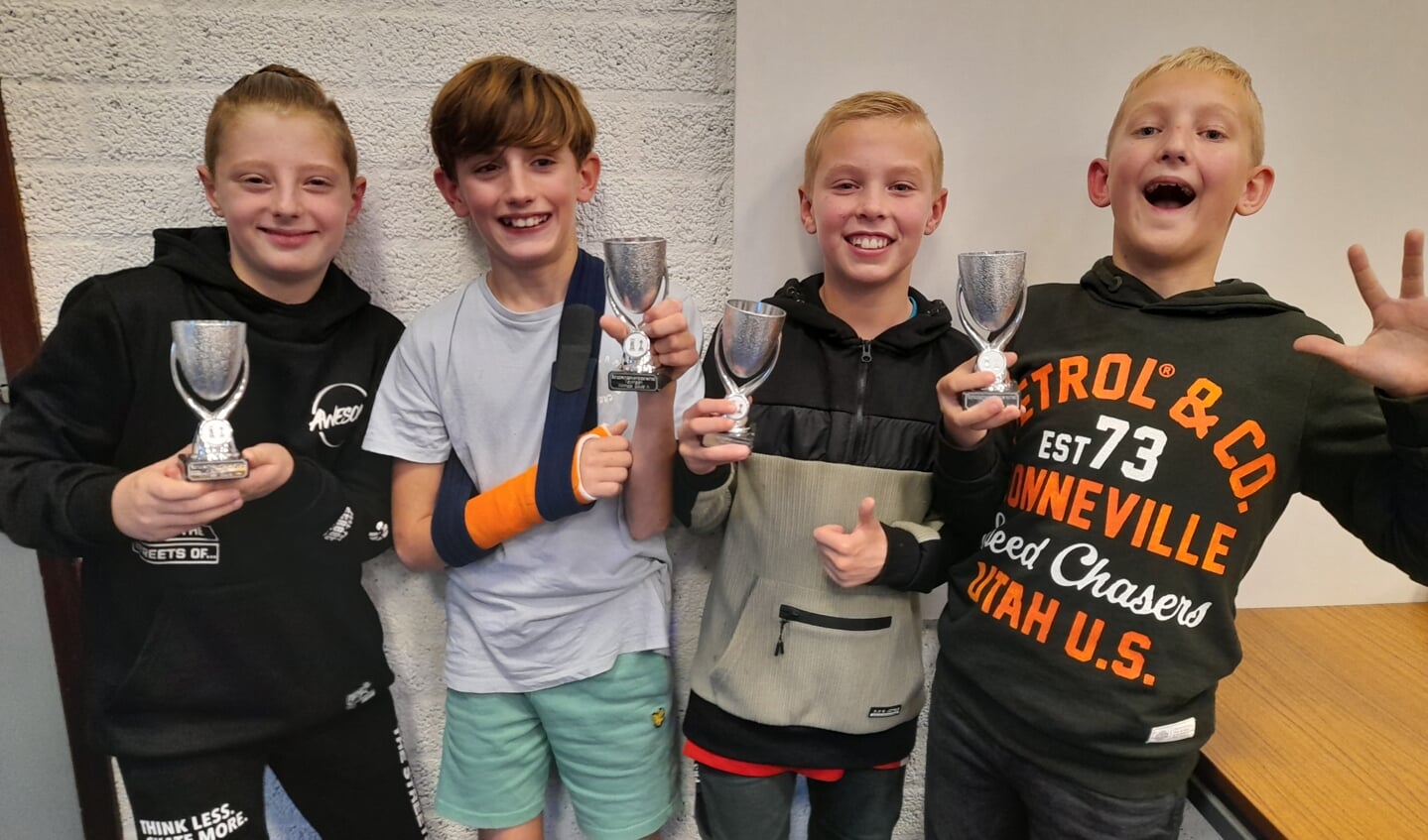 Siem, Thomas, Quinten en Mark van basisschool Het Sterrenwerk zijn de winnaars van het schoolschaakkampioenschap.