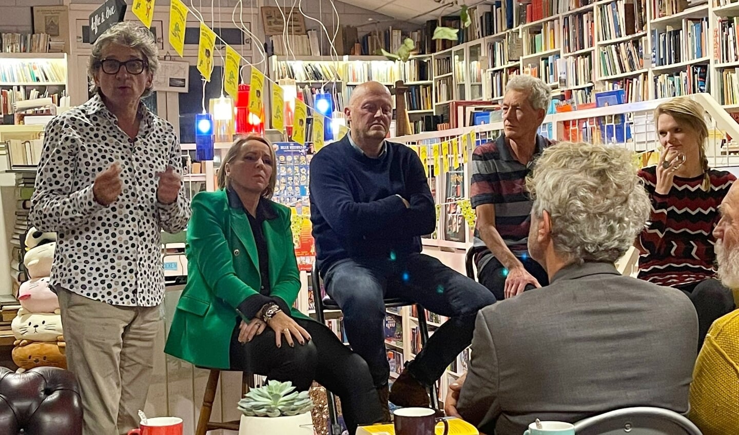 Frénk van der Linden (links) met collega-journalisten bij Grimbergen Boeken.