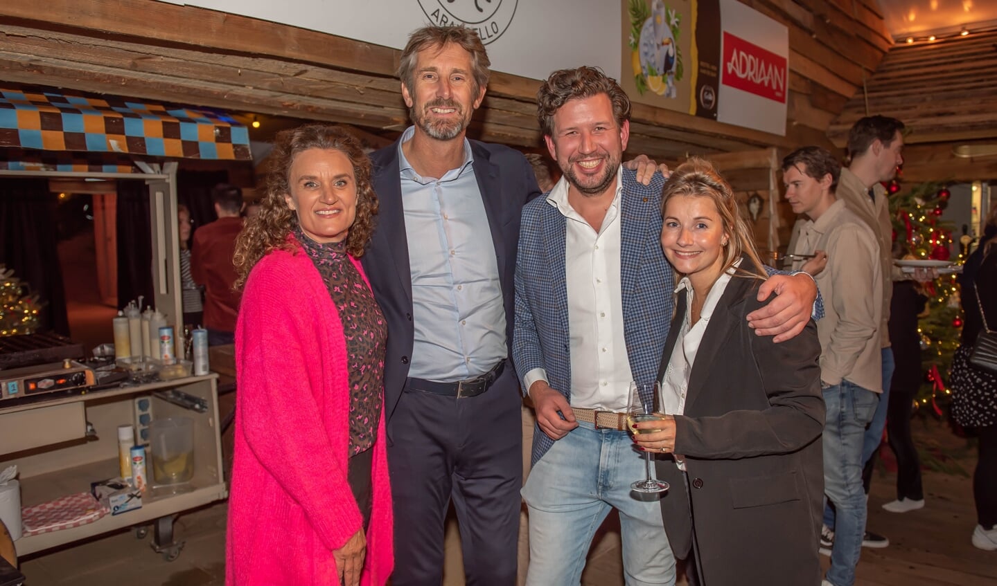 Edwin van der Sar en zijn echtgenote Annemarie en de eigenaren van Beachclub C, Ramon Hermans en Charlotte Sanders. | Foto: Richard van Egmond.