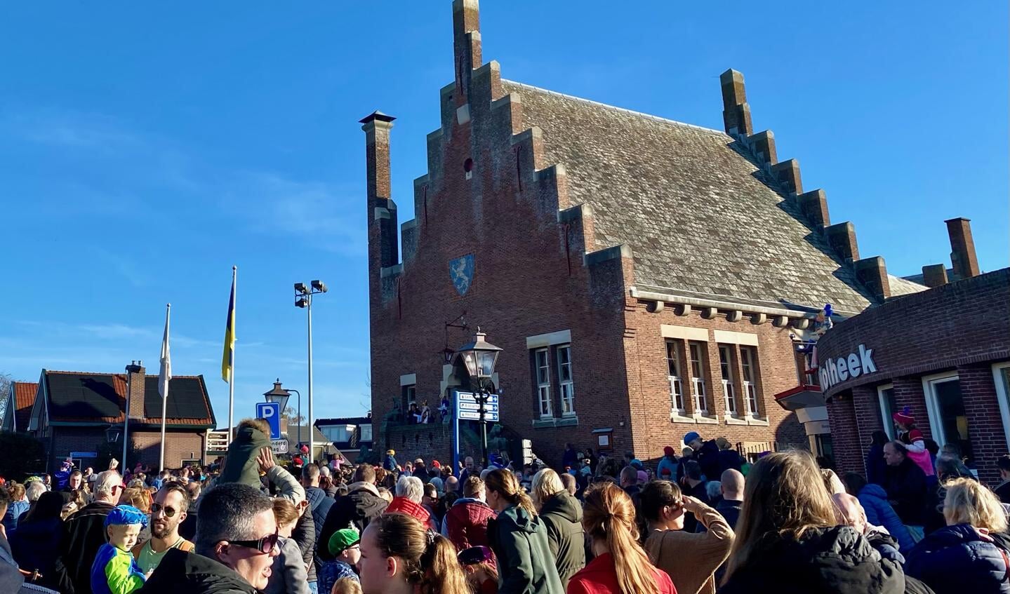 Bij het voormalig gemeentehuis was het trekken en duwen om een glimp van de Goedheiligman op te vangen. | Foto: Caroline Spaans.