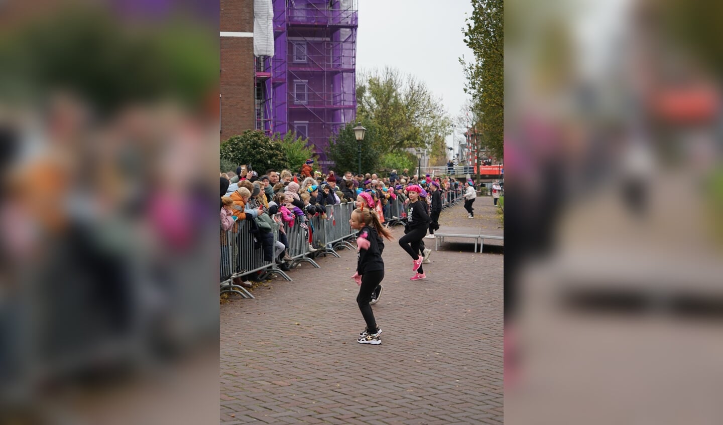 Dansers van de ID Dance Factory houden het publiek bezig tijdens het wachten op Sinterklaas. 