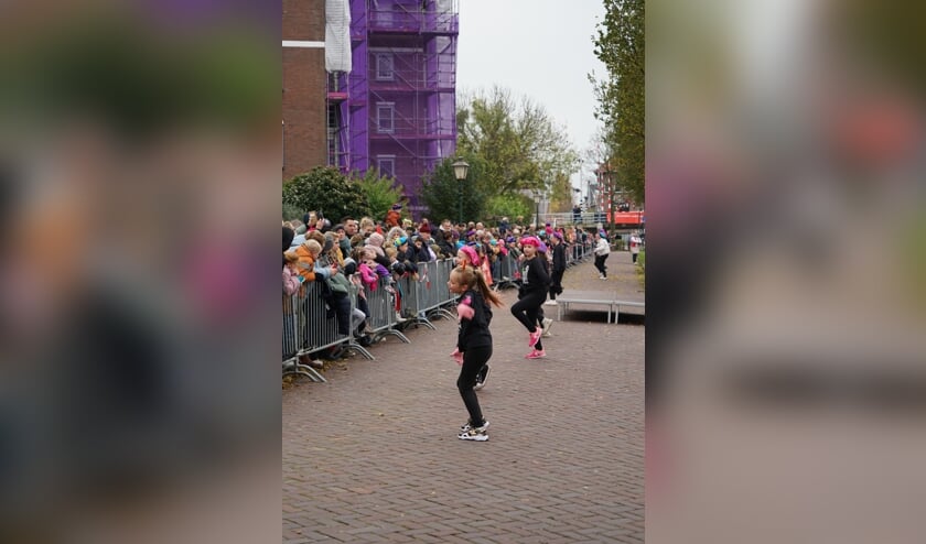Dansers van de ID Dance Factory houden het publiek bezig tijdens het wachten op Sinterklaas.