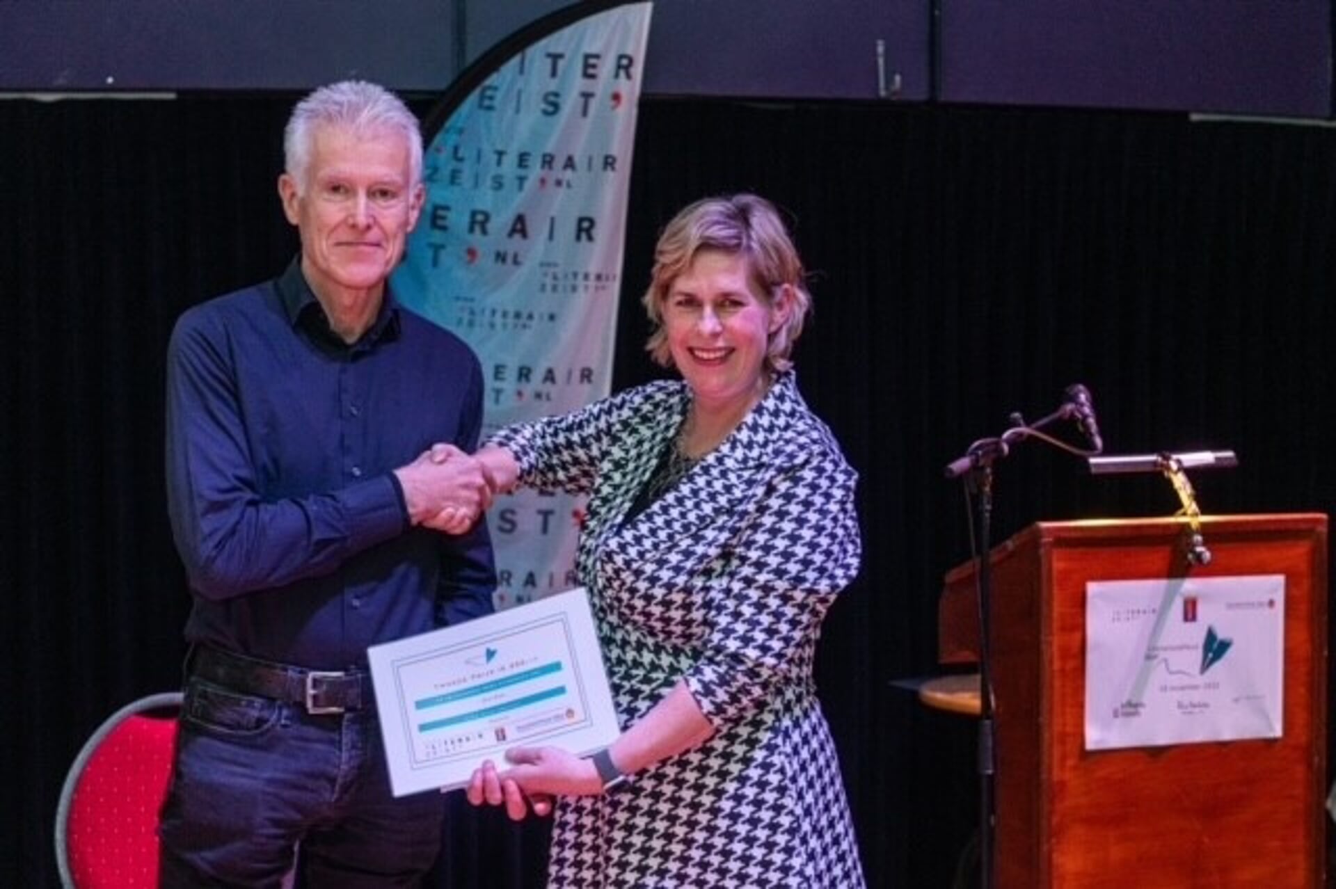 Bart Boom neemt de tweede prijs in ontvangst uit handen van Laura Hoogstraten, wethouder van cultuur van de Gemeente Zeist.| Foto Mel Boas
