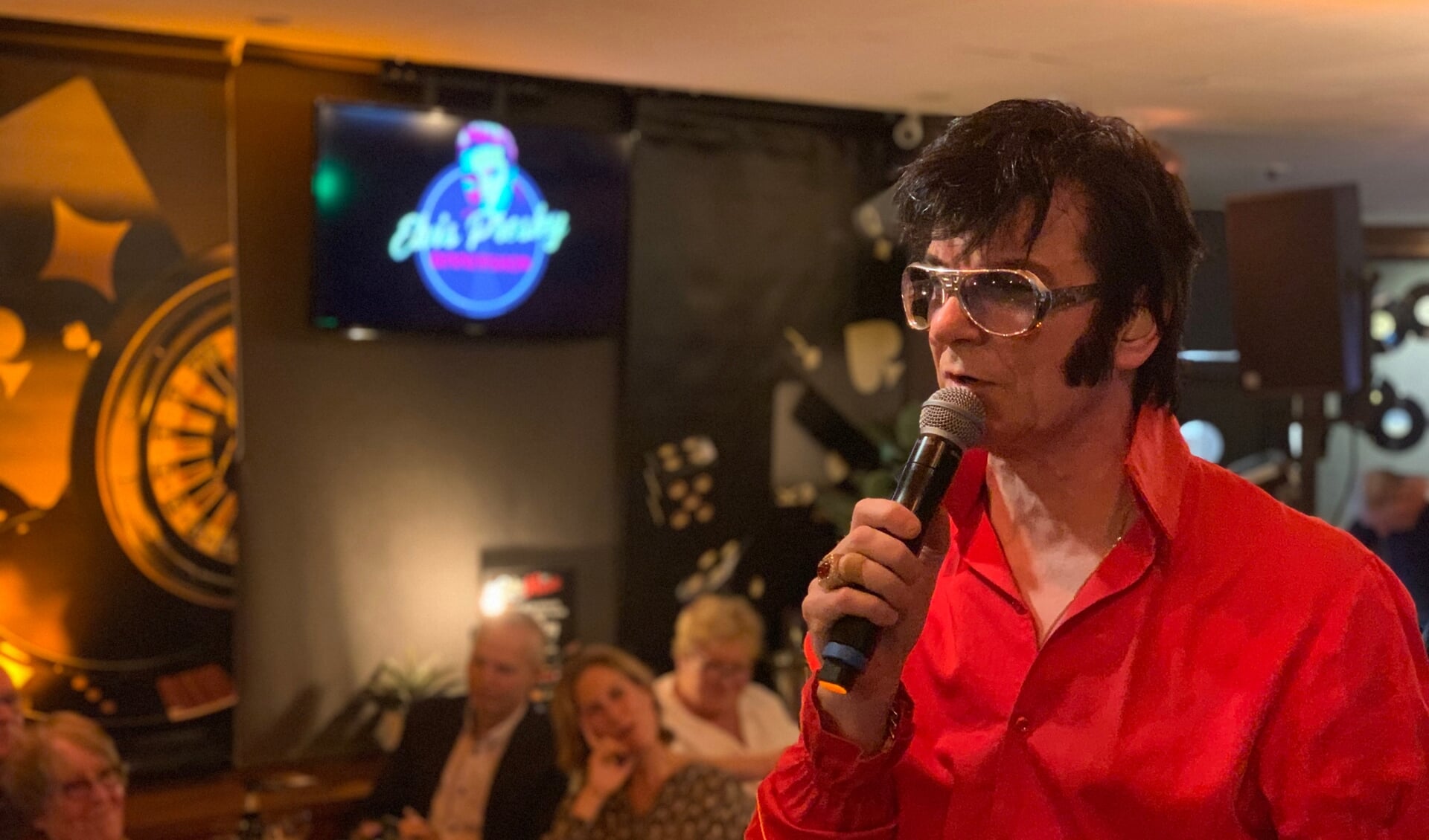 Zanger Kees Versluys bracht 'Elvis' een avondje naar Grand Café Hofplein. | Foto: PR