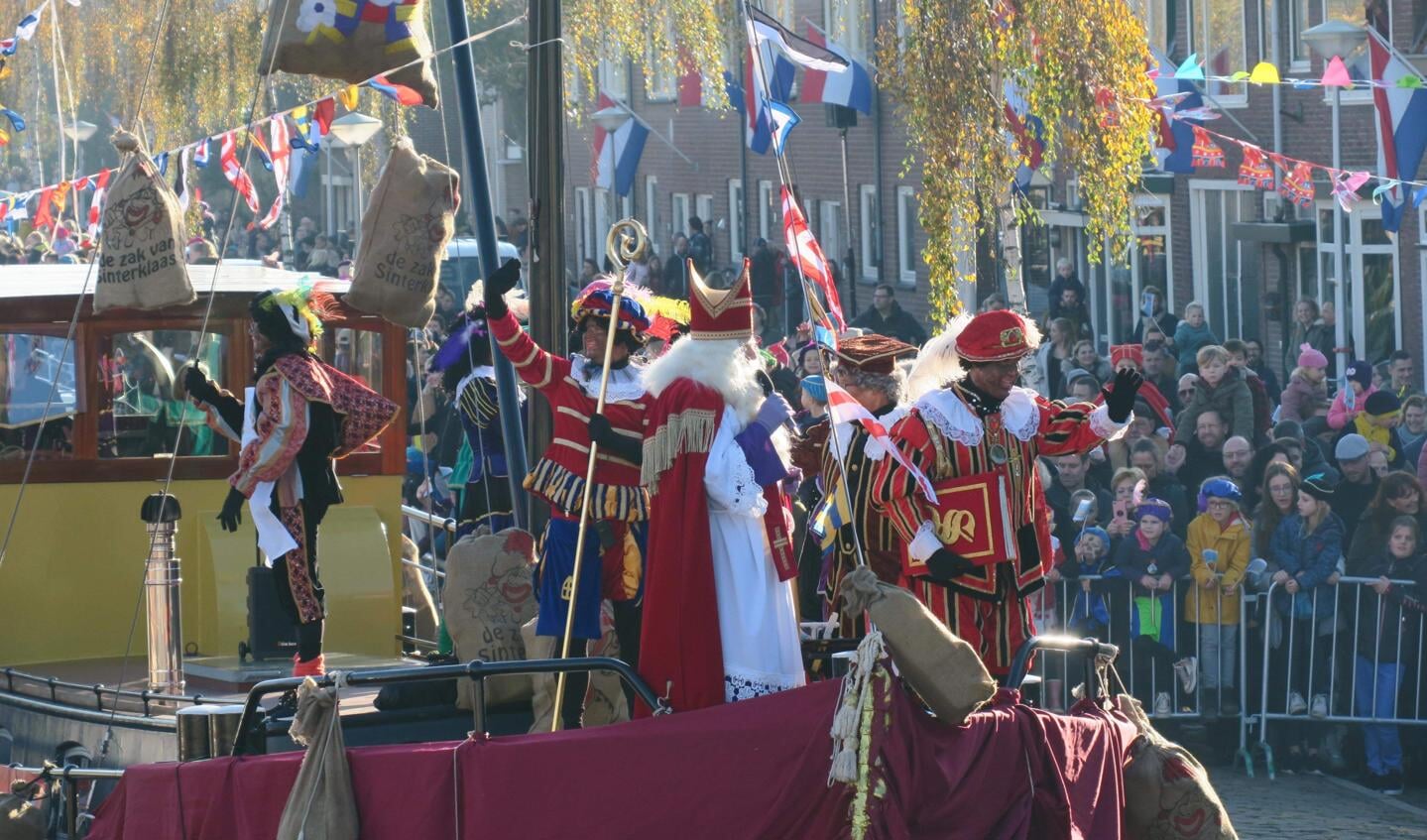 Groot feest in de Haven waar de boot van Sinterklaas invoer onder het gejuich van honderden kinderen en hun ouders.| Foto: Tony Whelan.