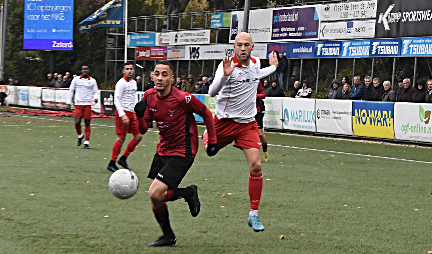 Virgil Tjin Asjoe passeert ex-Rijnvogel Romano van der Stoep. | Foto: Piet van Kampen