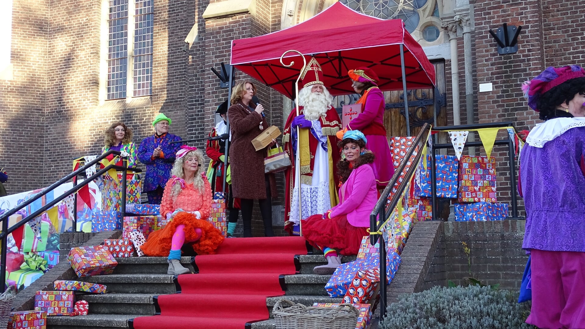 Iedereen loopt ook dit jaar weer uit om Sint welkom te heten in Voorhout. Puck en Muck, en burgemeester Carla Breuer zullen aanwezig zijn aanstaande zaterdag. | Foto: archief/Gerard van Steijn