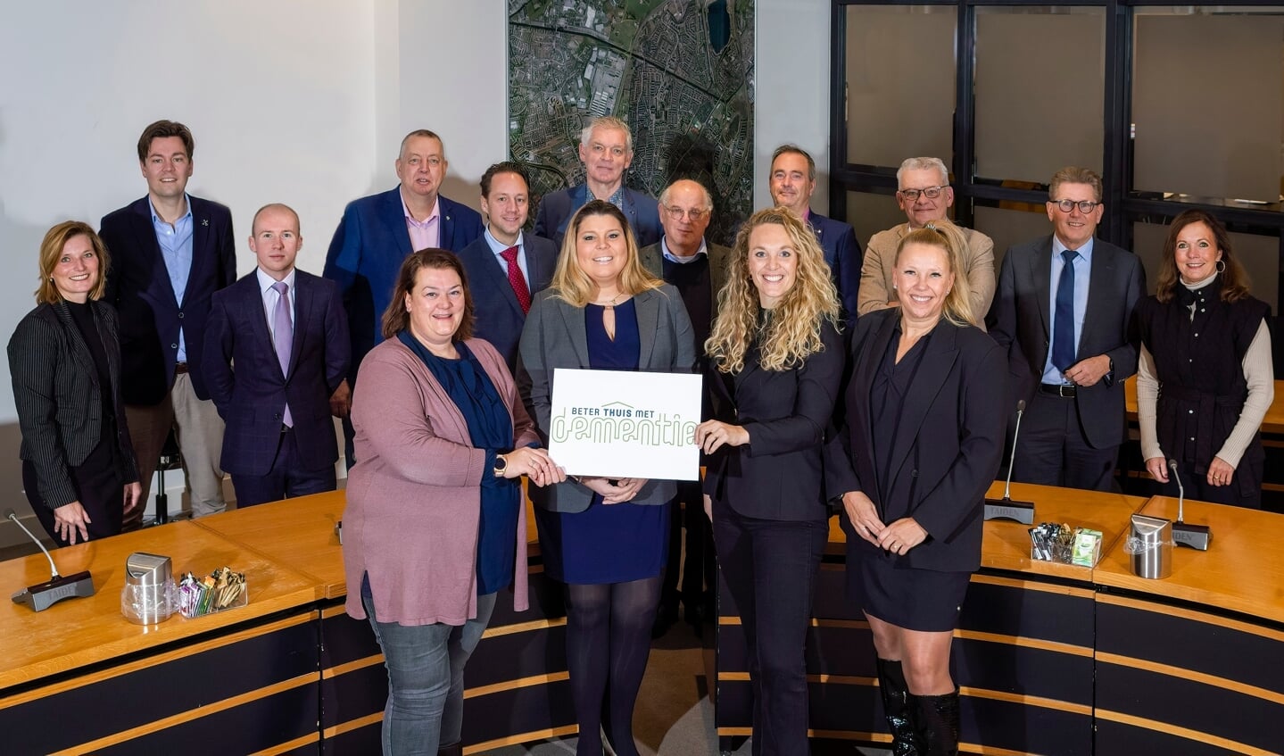 Dertien gemeenten hebben getekend voor financiering van de cursusweek dementie, waaronder Lisse. Geheel links op de foto wethouder Jolanda Langeveld.