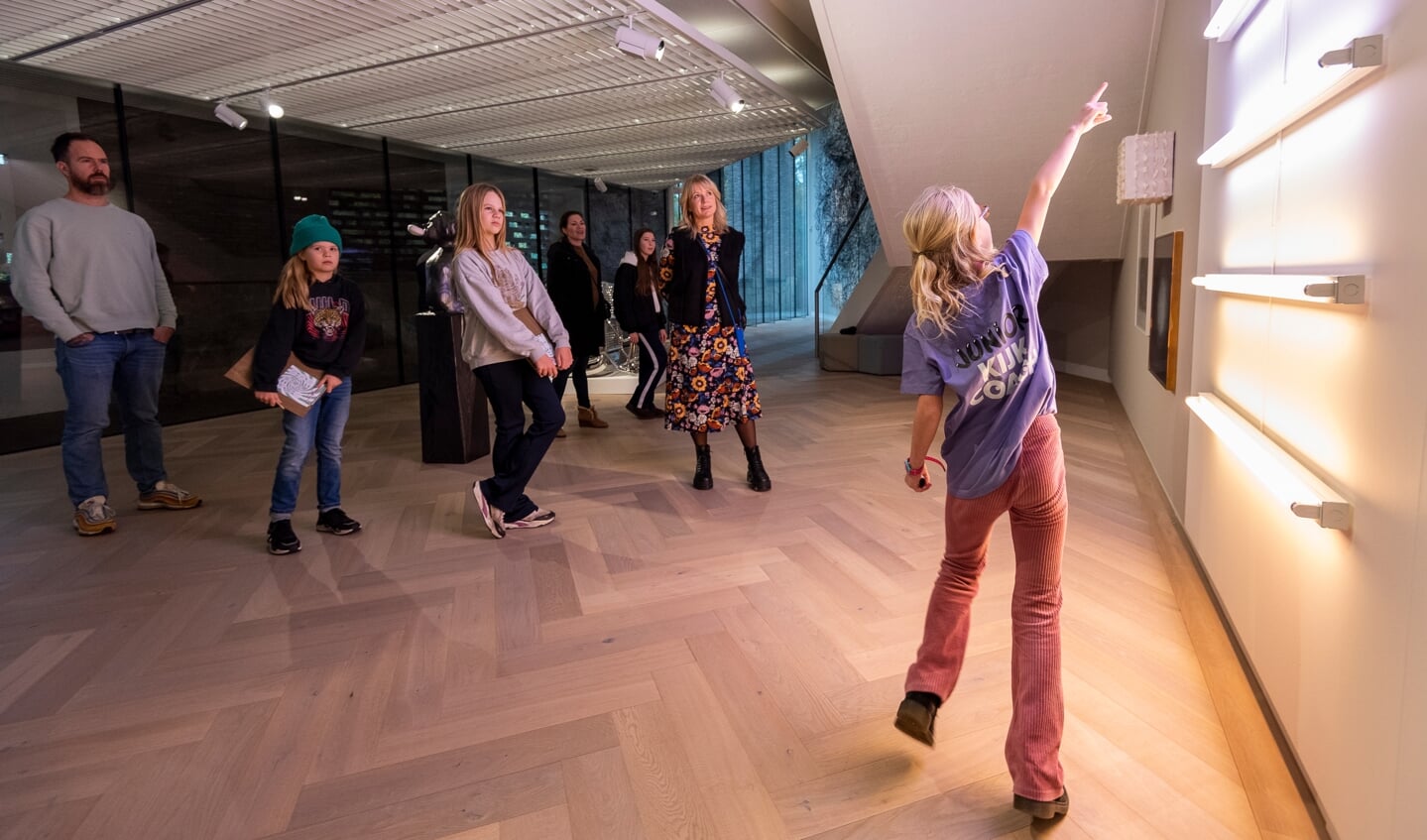 Een Junior Kijkcoach vertelt bezoekers over de kunst.