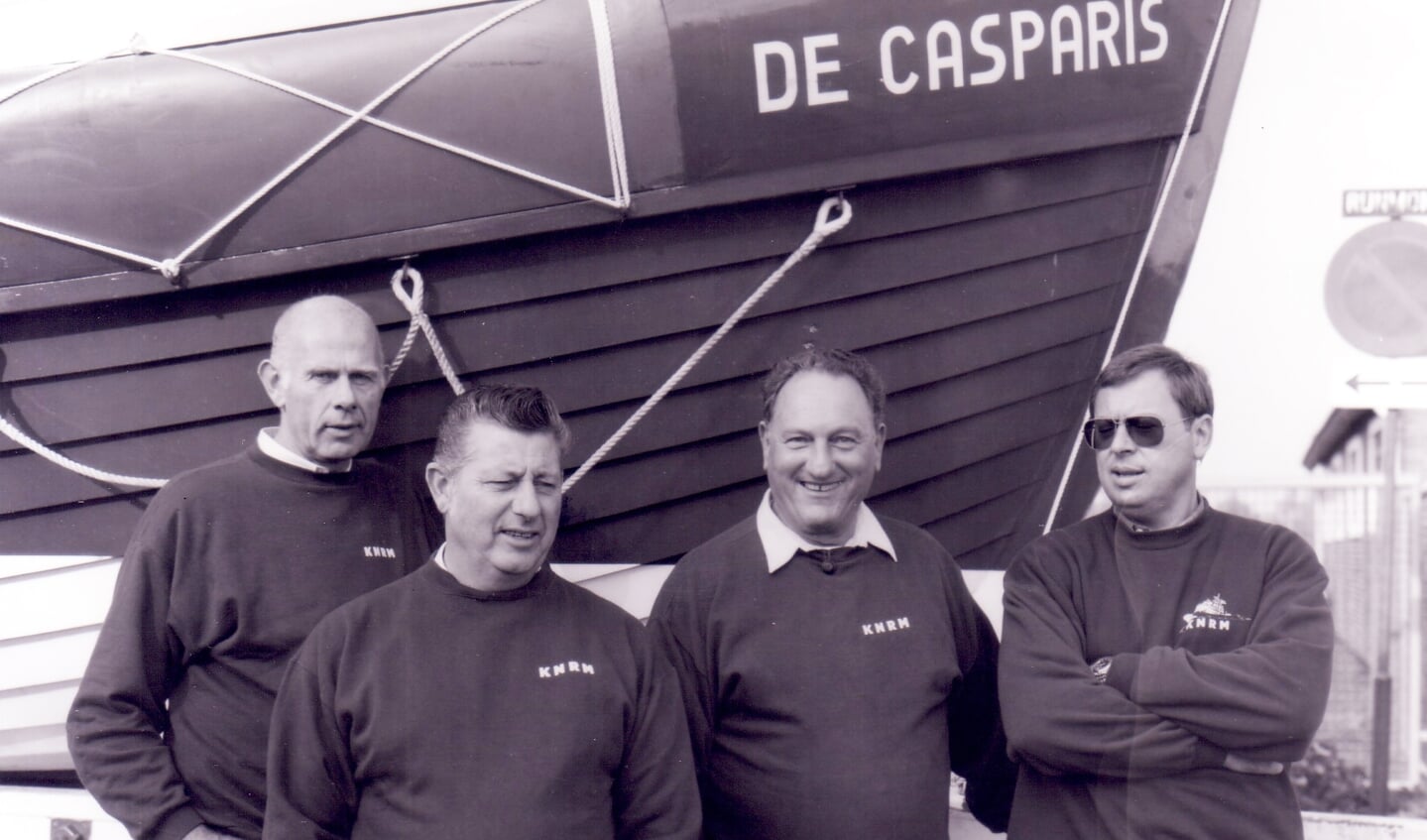 Piet van Duijn, tweede van rechts, met een groep bemanningsleden bij ‘zijn’ Casparis. | Foto: pr KNRM