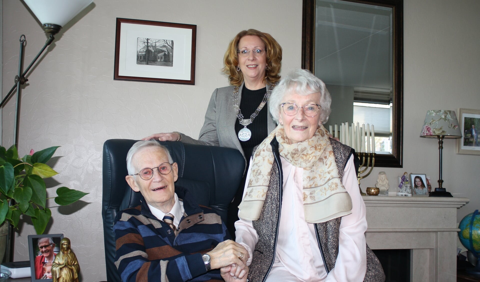 Het echtpaar Hoek is 60 jaar getrouwd en krijgt bezoek van de burgemeester. | Tekst en foto: Piet de Boer