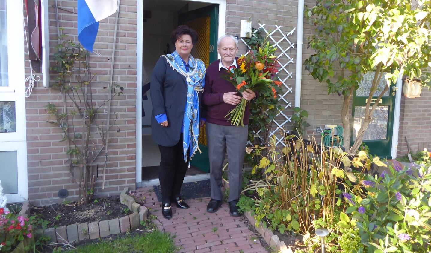 Een vitale 100-jarige samen met burgemeester Wendy Verkleij voor de deur van de woning waar hij nog altijd zelfstand woont. | Foto: Ina Verblaauw.