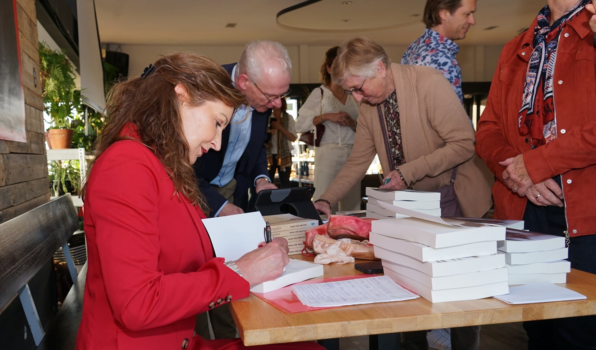 Anne van Zwieten signeert haar boek 'Vleugellam'.