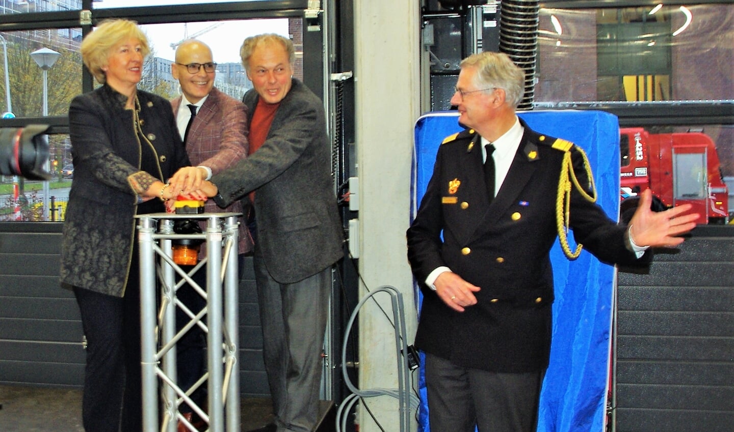 Burgemeesters Laila Driessen, Emile Jaensch en Henri Lenferink drukten gezamenlijk op een rode knop voor de officiële opening.