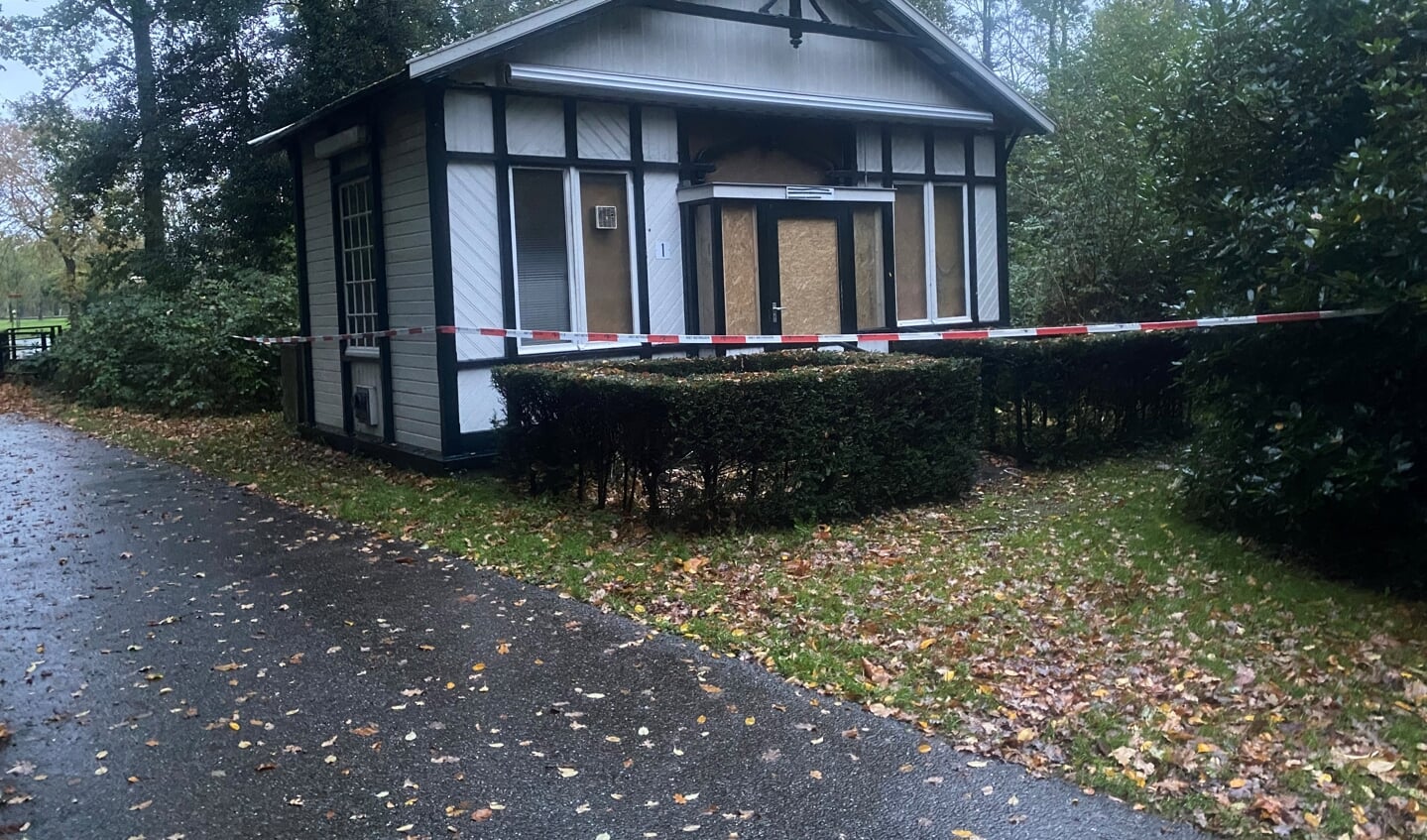 Door brand staan er linten en hekken voor deze bijgebouwen van kasteel Endegeest.