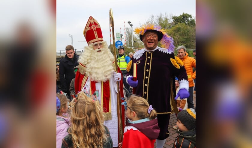 Sint en de hoofdpoet met het grote rode boek.