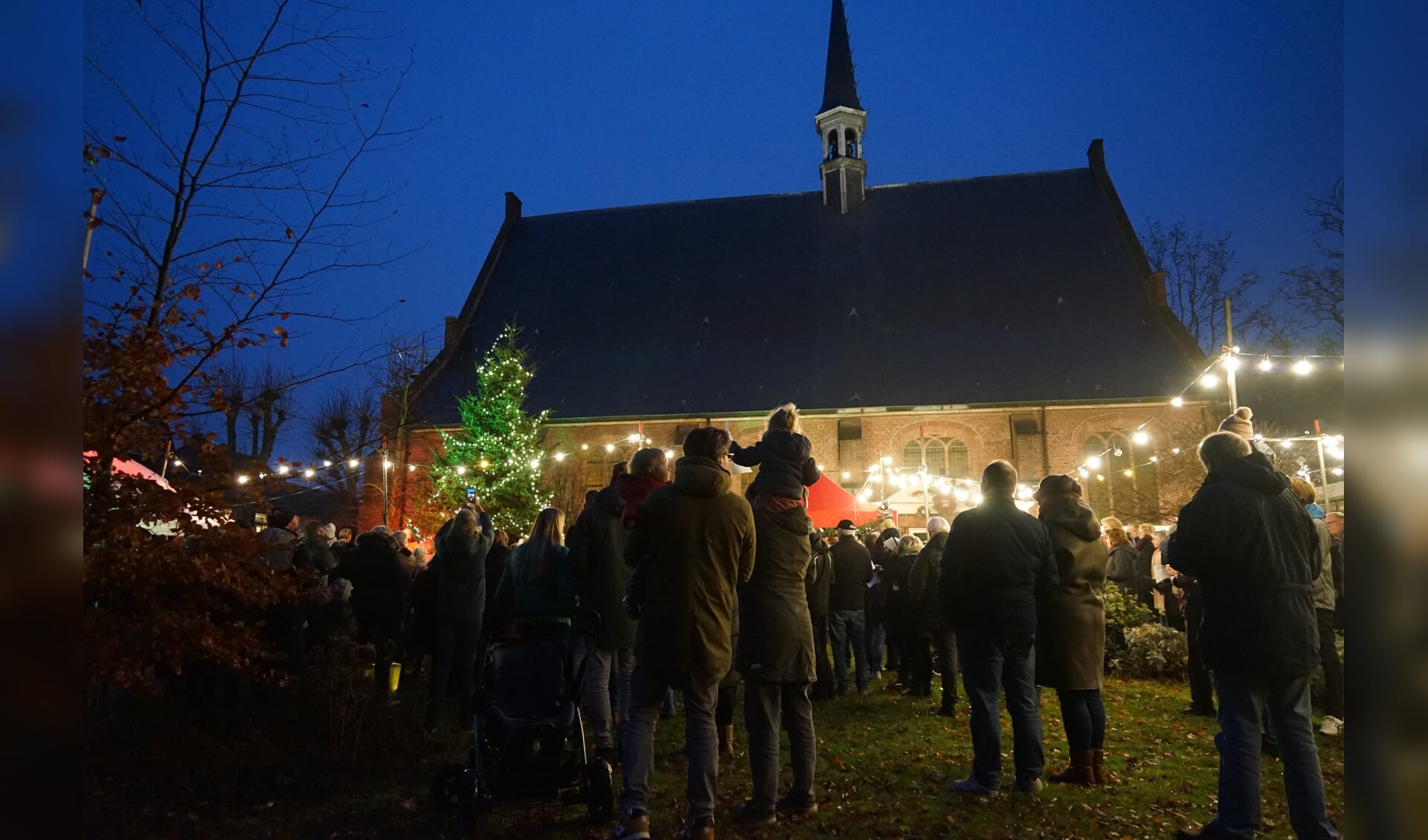 Honderden Leiderdorpers waren zaterdag naar de tuin van de Dorpskerk gekomen om te zien hoe de lichtjes in de kerstboom aan gingen.