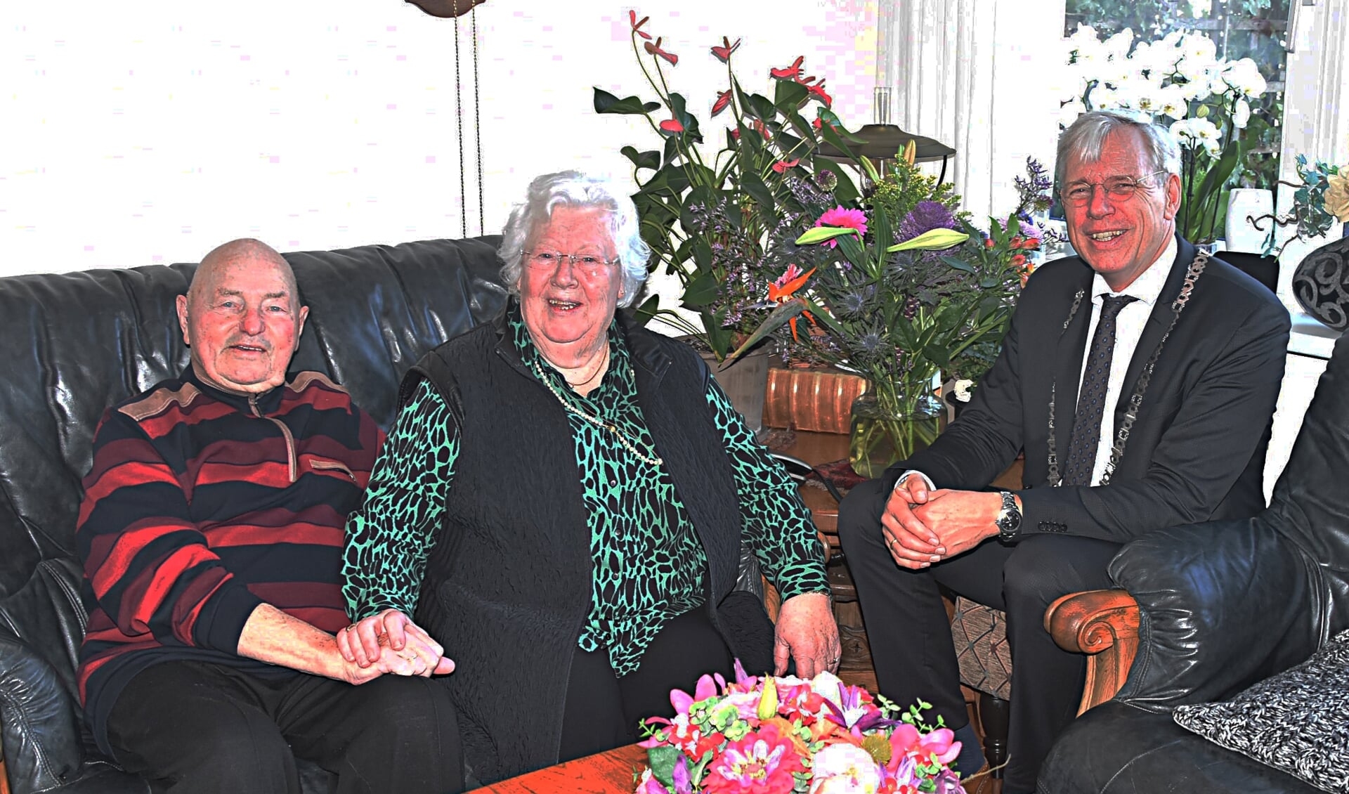 Burgemeester Visser kwam met bloemen en felicitaties bij het diamanten paar Van Duijn. | Foto: Piet van Kampen