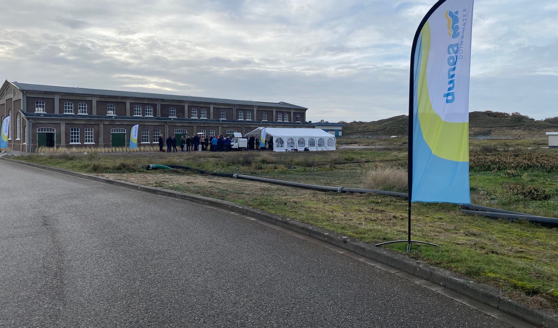 De feesttent is opgezet bij het gerenoveerde voorfiltergebouw aan de Cantineweg. | Foto: Gwen Ouwehand