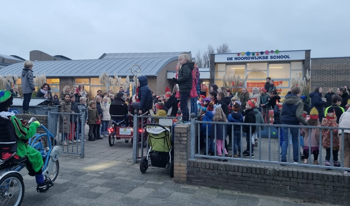 Vandaag stond het schoolplein van 'De Noordwijkse' vol om Sint en zijn Pieten te verwelkomen.  