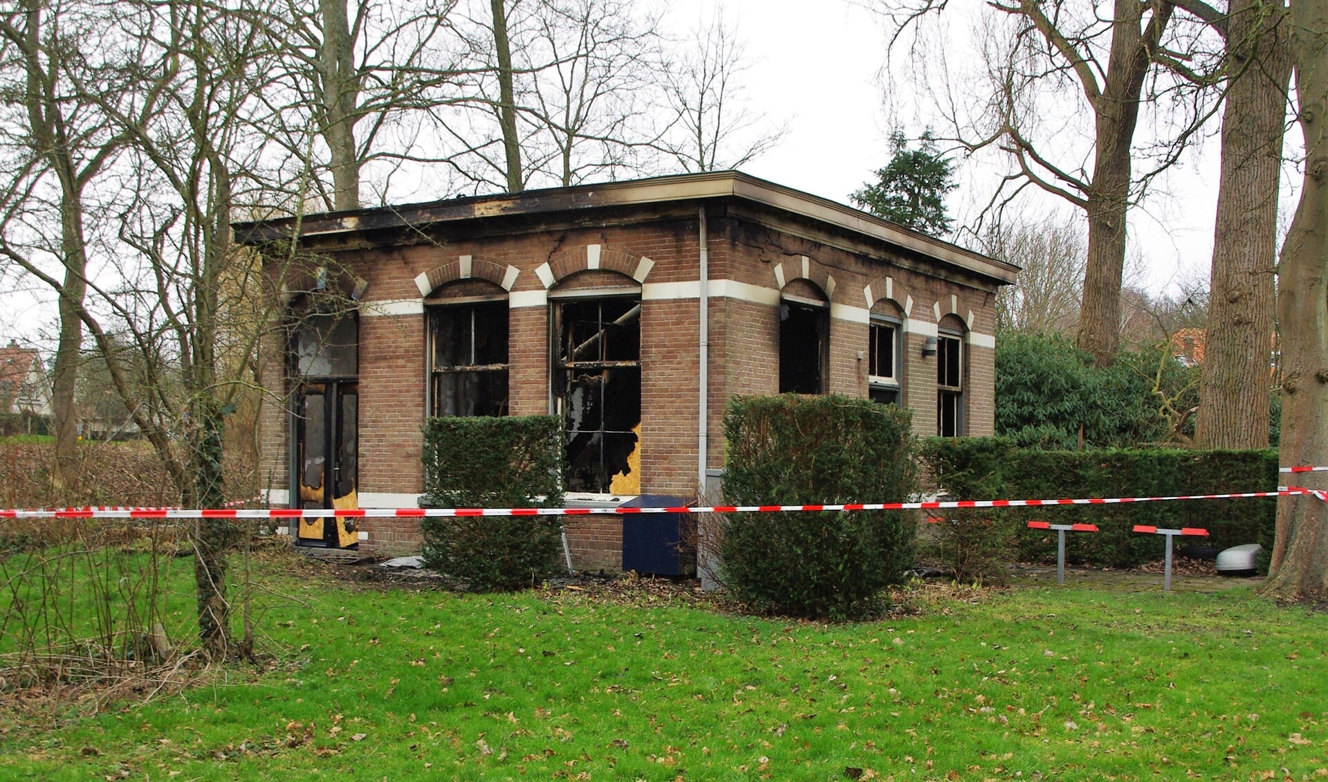 Het mortuariumgebouw aan de Kasteellaan is afgelopen week uitgebrand. Ook in november 2021 woedde er een brand in het huisje, dat toen anti-kraak werd bewoond. | Foto Willemien Timmers