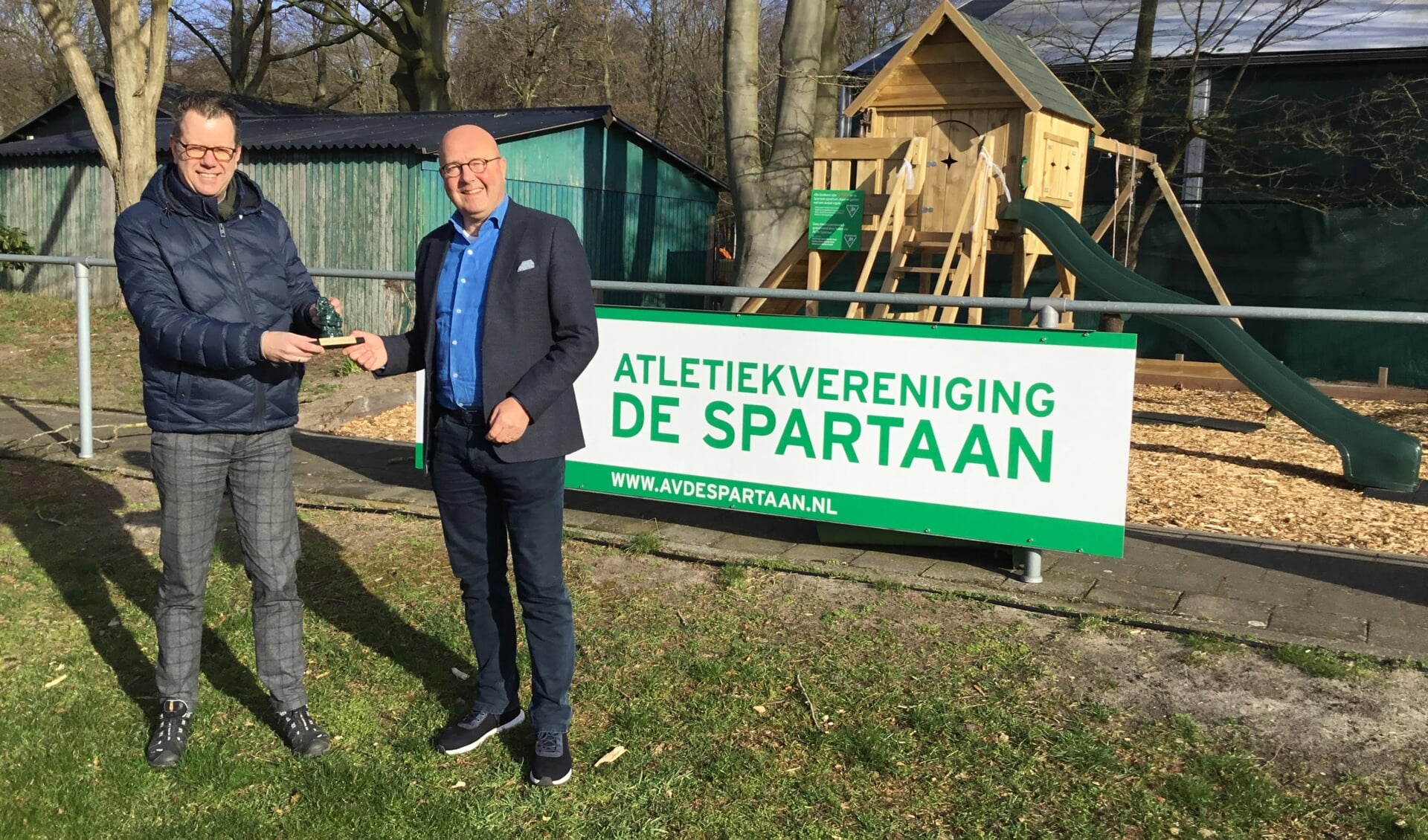 Vincent van Stijn (links) krijgt de Groene Kabouter als blijk van waardering van Frank Mélotte.