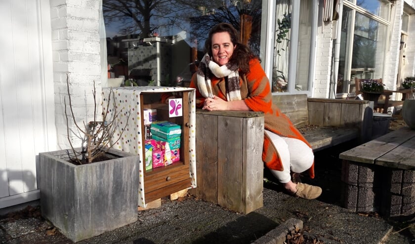 <p>Leanne Noordover heeft een kast vol menstruatieproducten in de tuin. Iedereen mag daaruit gratis maandverband of tampons meenemen. | Foto: MV</p>  