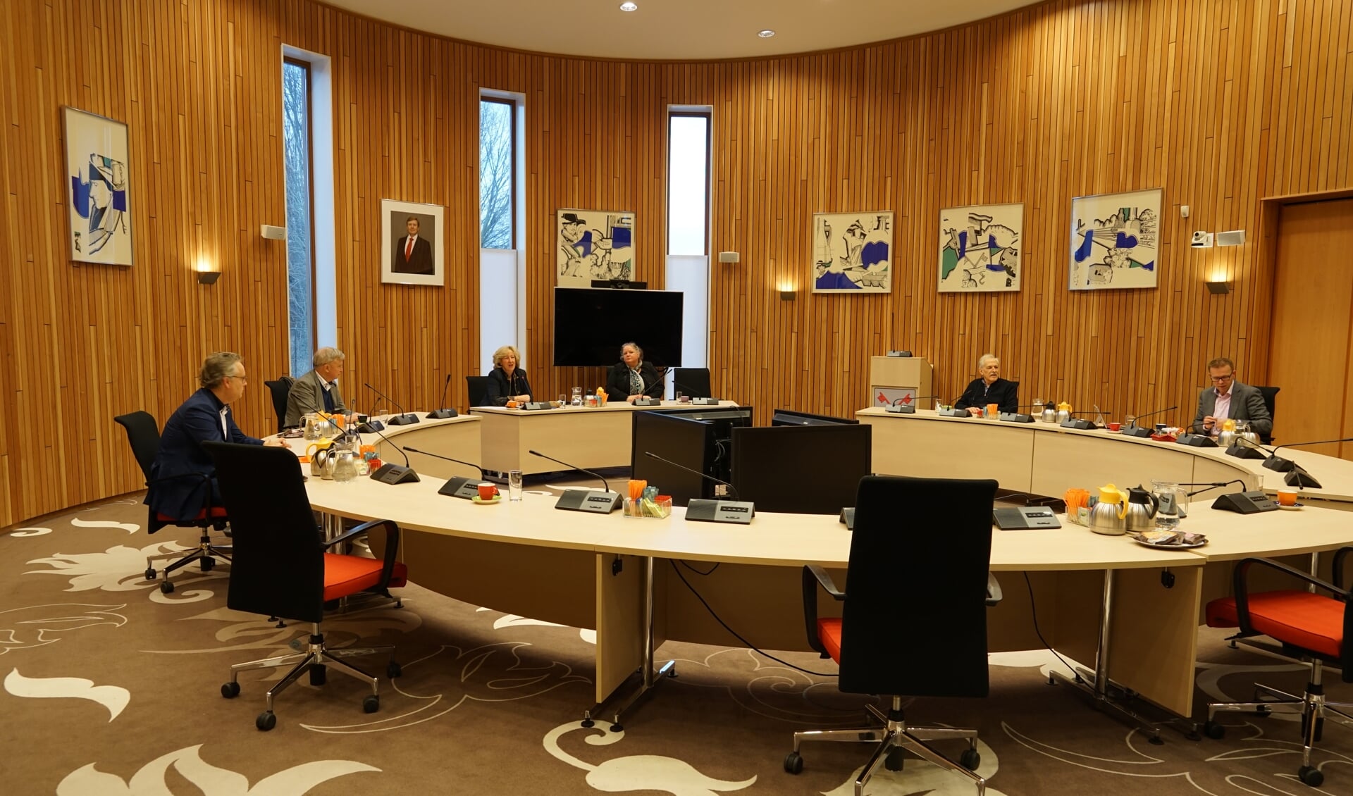 Willem Joosten, geheel links op de foto, was vorige week vrijdag nog vice-voorzitter van het centraal stembureau tijdens de openbare zitting waarop de kandidatenlijsten voor de gemeenteraadsverkiezingen werden vastgesteld. 