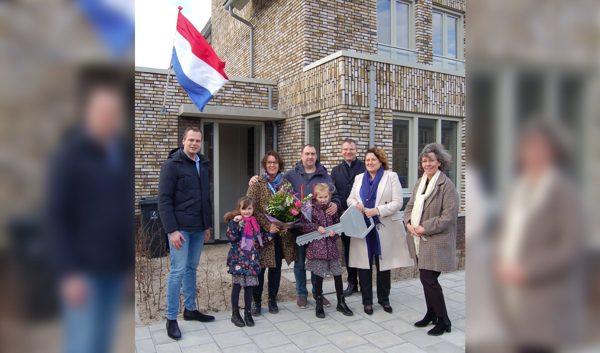 De nieuwe huiseigenaren krijgen de sleutel van Ingeborg de Jong (Timpaan), André van Rhijn (Van Rhijn Bouw) en wethouder Marlies Volten (r). | Foto: pr.