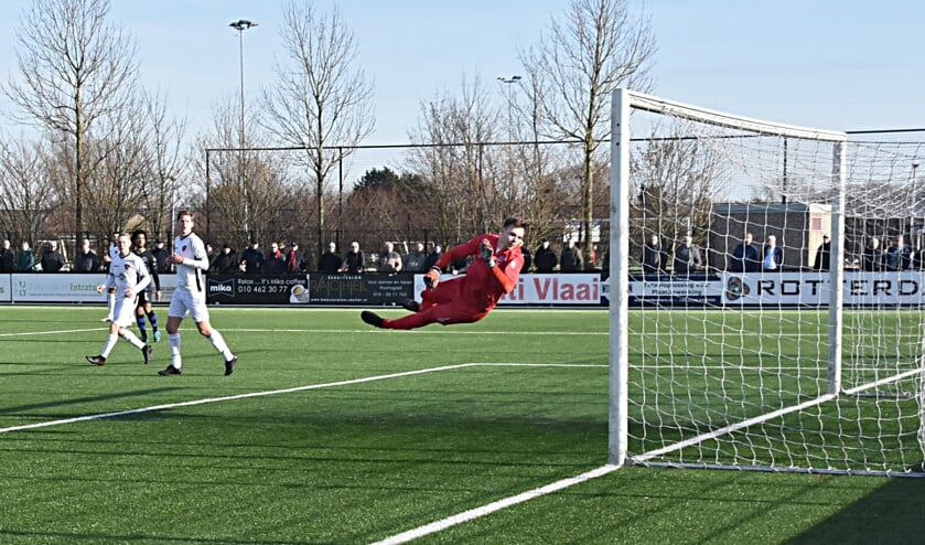 Doelman Bijl verricht een redding. | Foto: Piet van Kampen