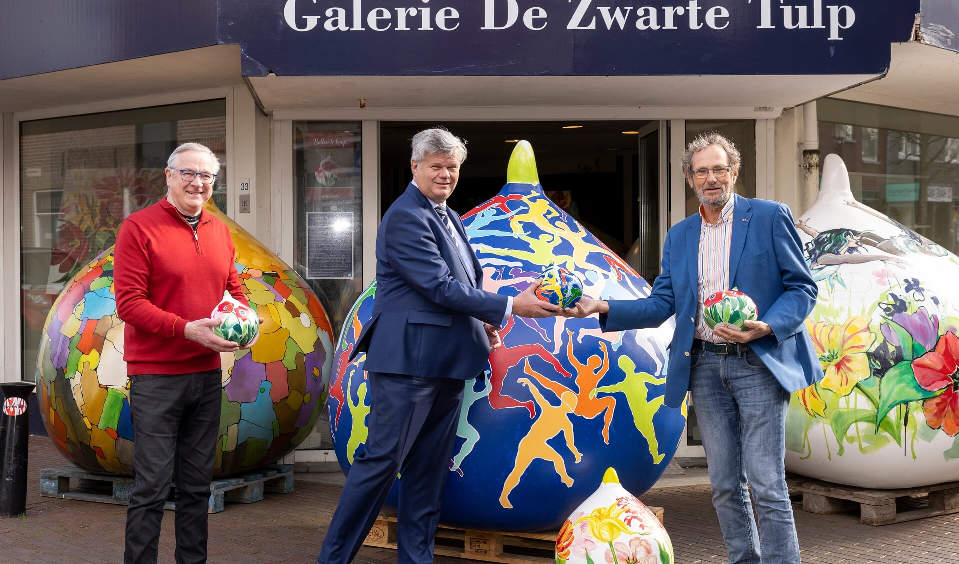 Wethouder Kees van der Zwet (midden), Wil Brouwer (links) en Jan van Vliet (rechts) bij de bewuste Reuzenbol.