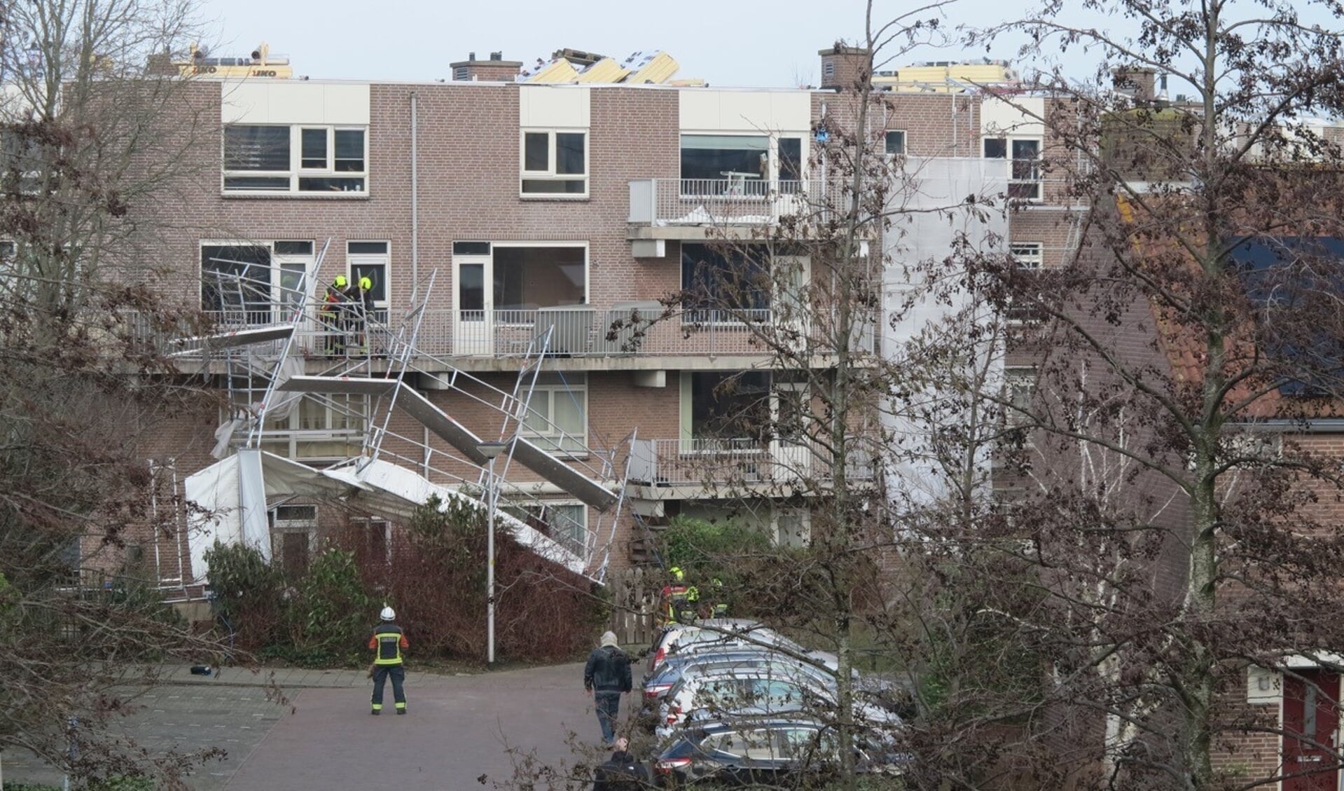 De Leiderdorpse brandweer werd vrijdag rond 4 uur gealarmeerd vanwege een omgevallen steiger aan het Jan de Hartogplein. 