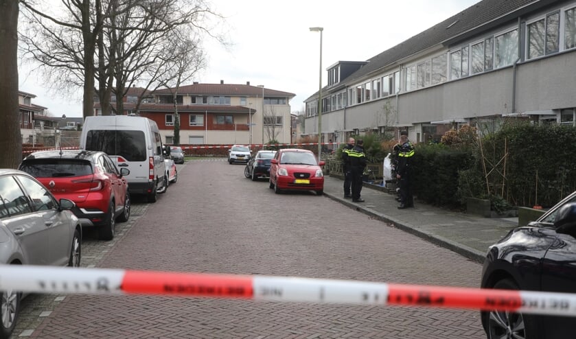 Een deel van de Luykendreef is afgezet met lint en de Forensische Opsporing doet onderzoek.