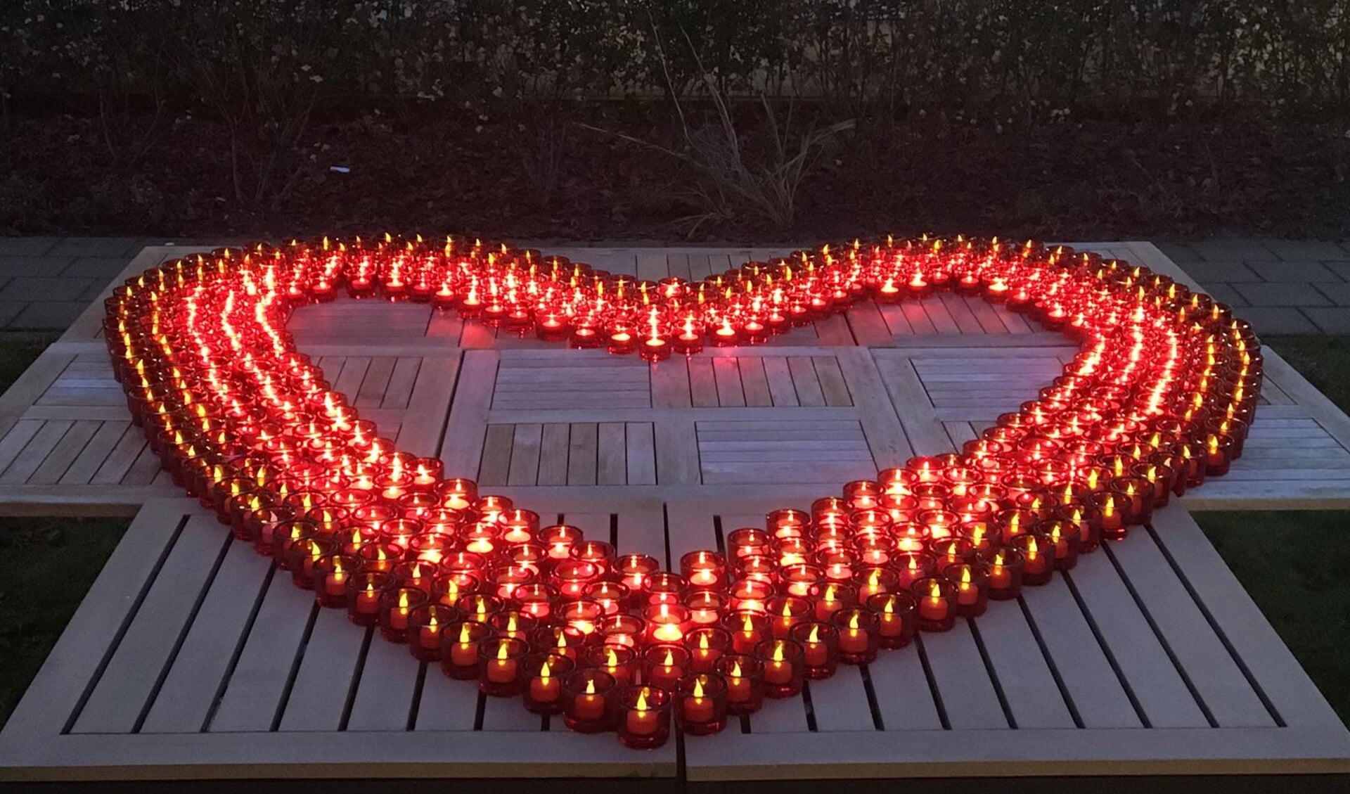 Ruim 400 lichtjes vormden een hart in de binnentuin van Rustoord.