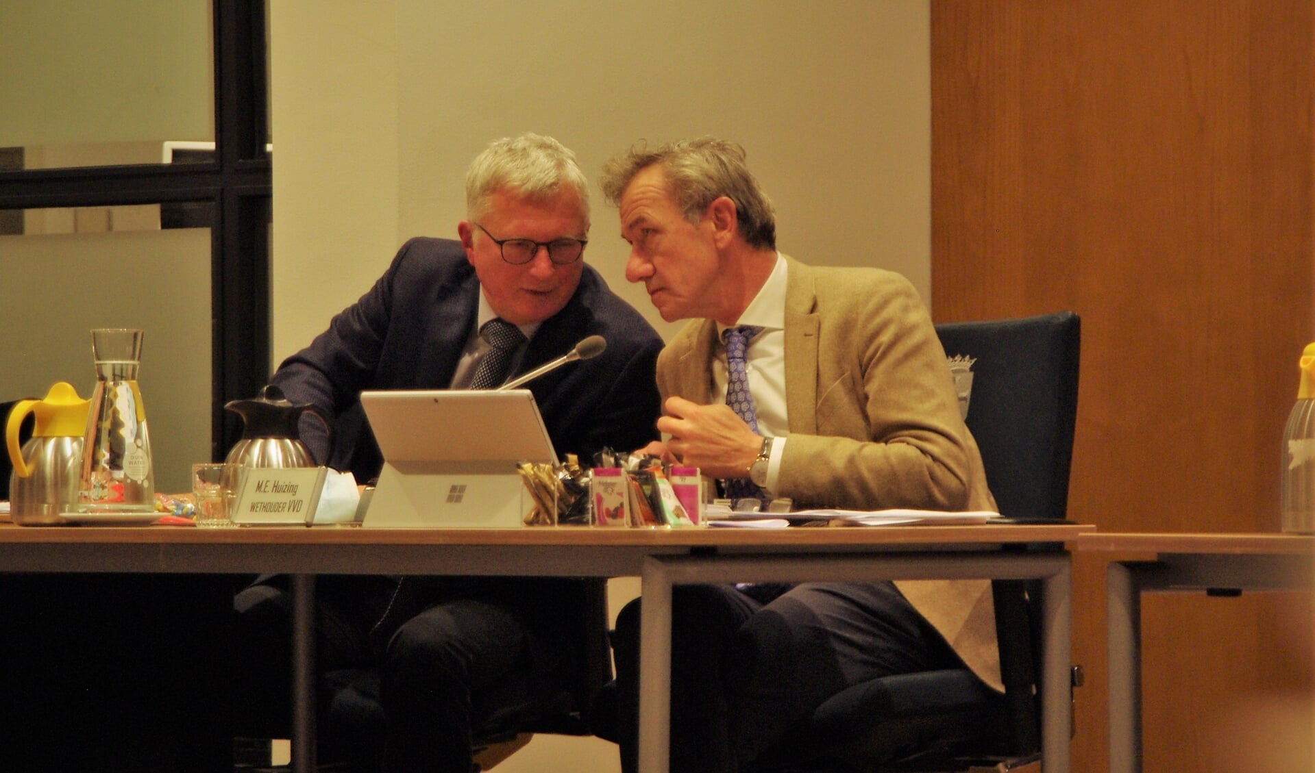 Wethouder Peter Glasbeek (links) in overleg met zijn collega Matthijs Huizing tijdens het indienen van de motie donderdagavond. | 