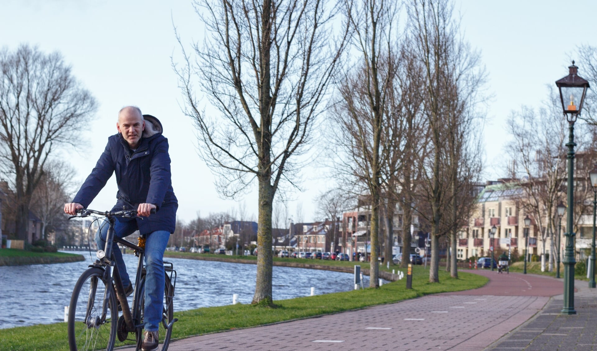 ChristenUnie-SGP lijsttrekker Arie Janssen op de fiets door Leiderdorp.