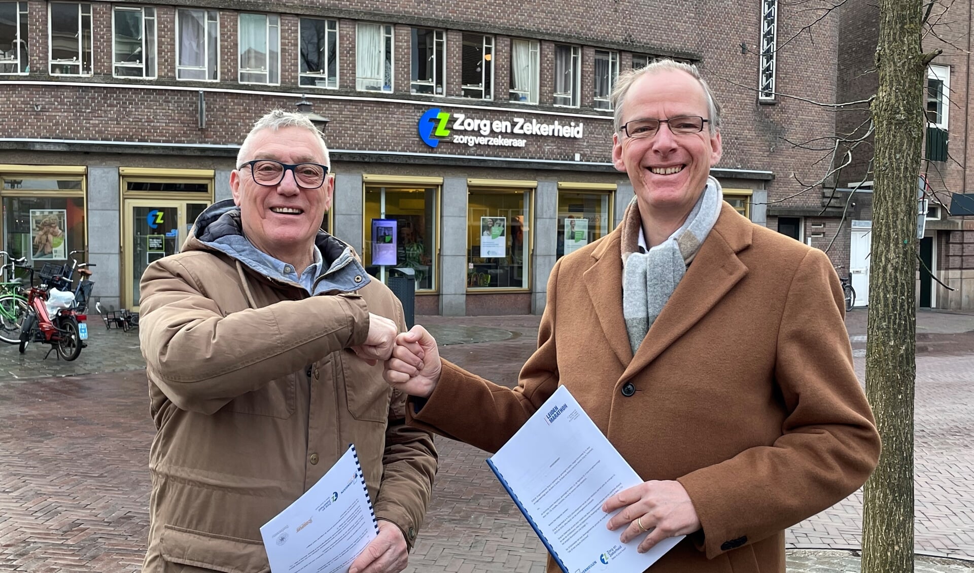 Scheffer (links) en Henk Gerla tonen de nieuwe overeenkomst. | Foto: PR 
