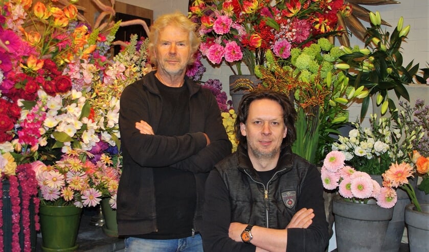 <p>Ger van Dijk en Peter Ermers tussen de bloemen. |&nbsp;</p>  