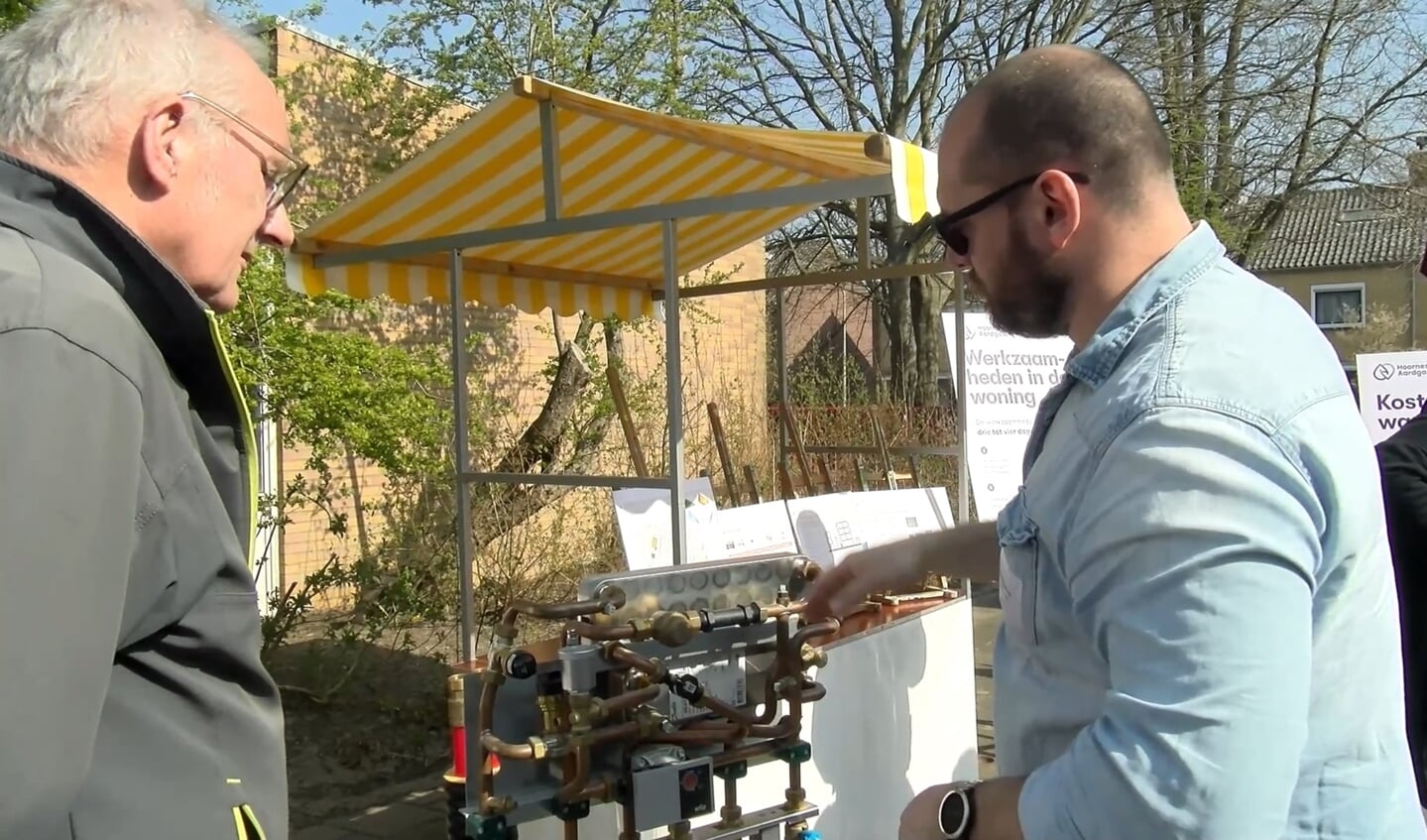 Belangstellenden lieten zich informeren over subsidies voor warmtenet. | Foto: pr