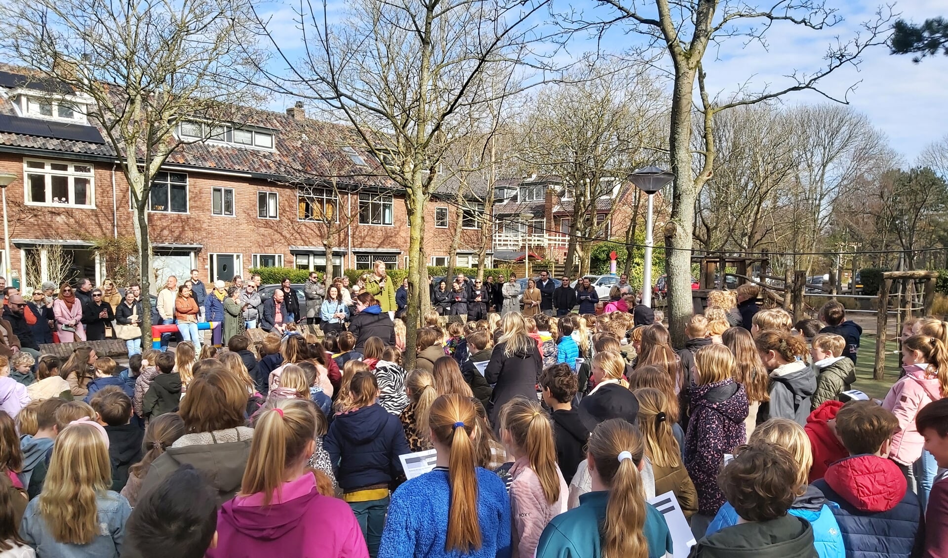 Om 5 voor twaalf op woensdag 16 maart stond het schoolplein van de Leiderdorpse Koningin Julianaschool vol met kinderen die zongen voor Oekraïne en daarmee meteen geld inzamelden voor Giro 555.