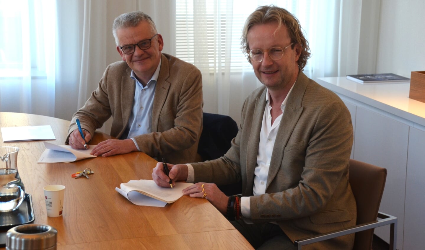 Johan Klerks (r.) en wethouder Daan Binnendijk ondertekenen de officiële overdracht van het voormalige Informatiecentrum A4.