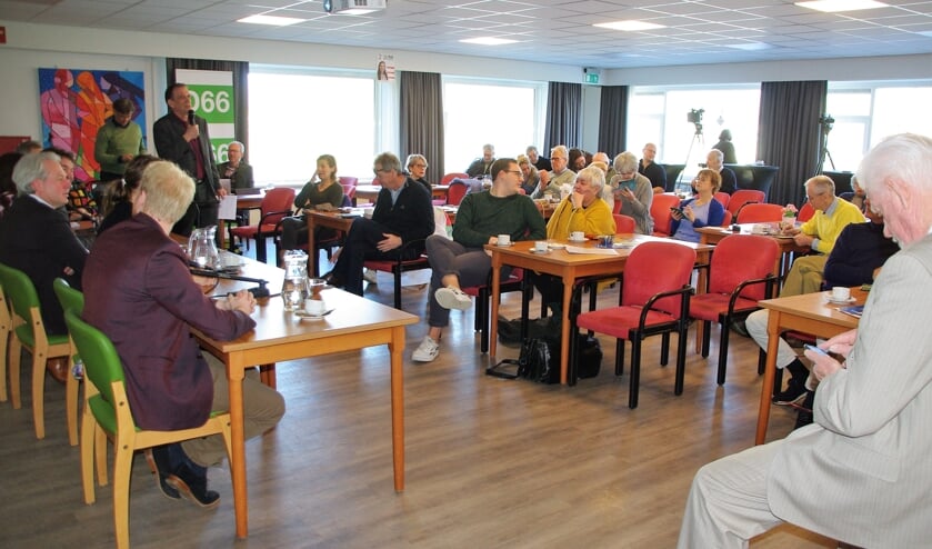 <p>'Hofjes-Debat' in gebouw Haeswyk. </p>