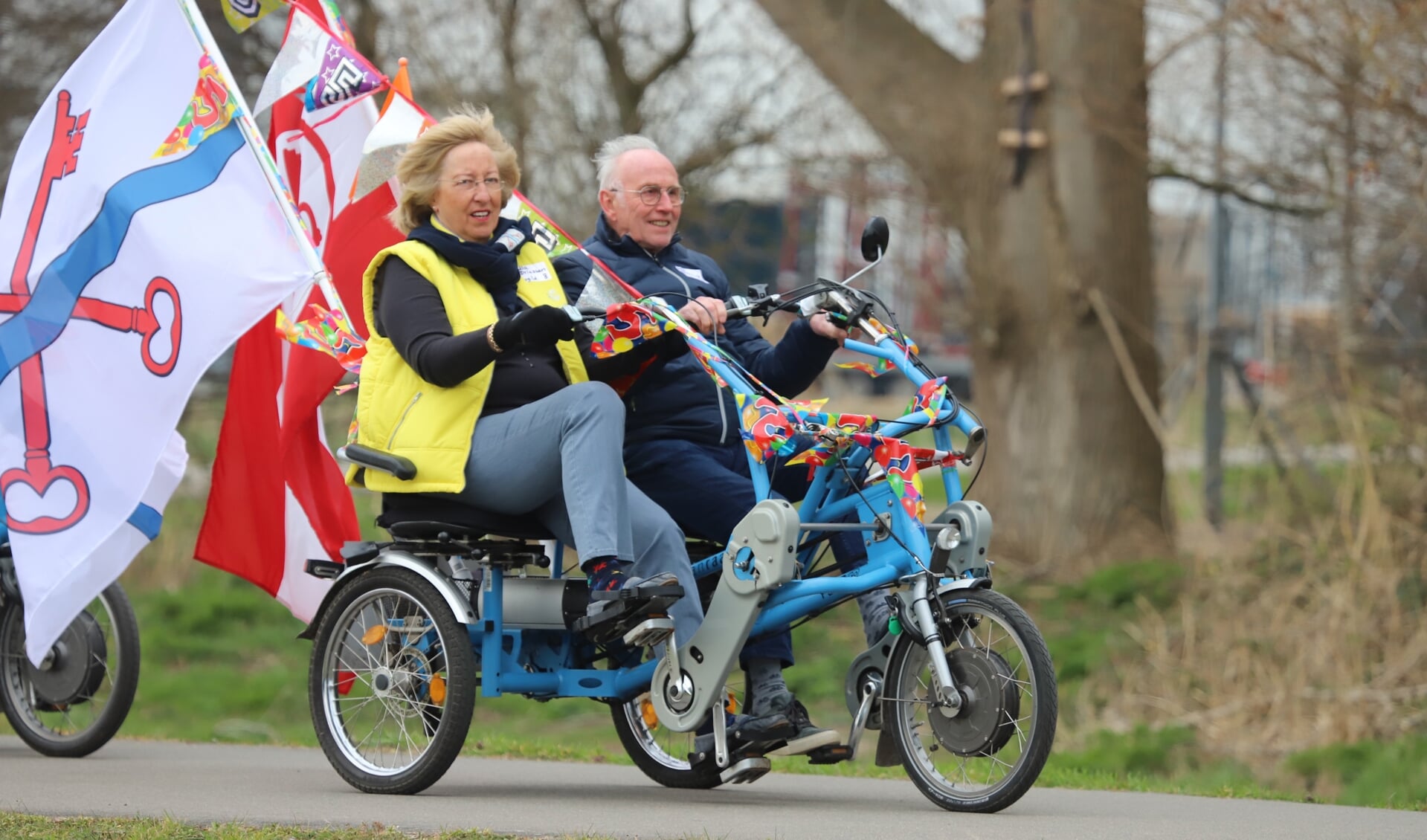 Burgemeester Laila Driessen met Joop Zoetemelk op de duofiets. 