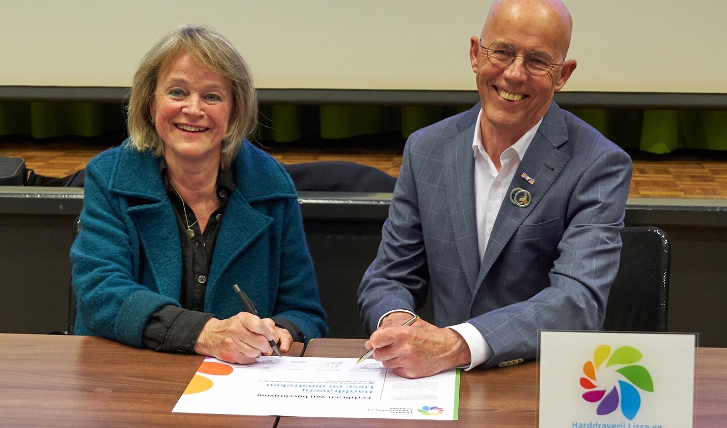 Burgemeester Lies Spruit en Tom Rooijakkers ondertekenden het certificaat voor bijschrijven van de kortebaandraverij op de lijst Immaterieel Erfgoed.