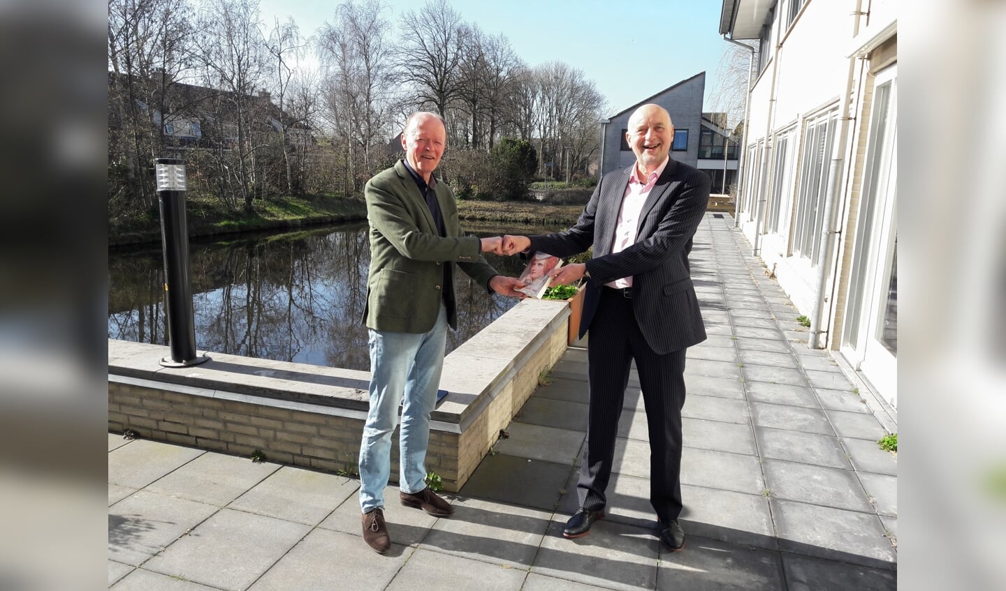 Voorzitter Frans Heemskerk bedankt wethouder Van Kempen voor zijn inzet voor het fonds door het boek 'Jacoba, Dochter van Holland' cadeau te geven.