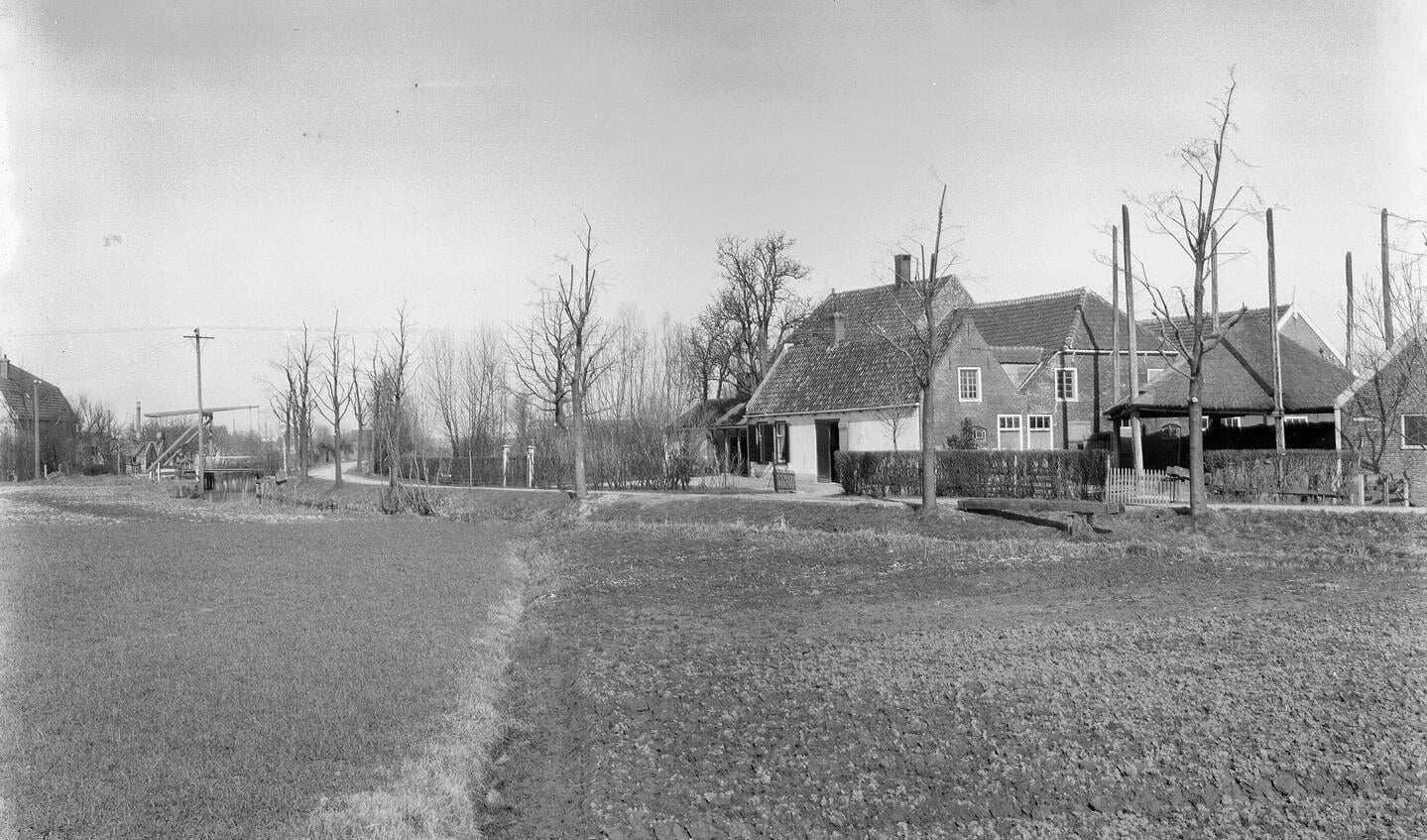 Boerderij Engelendaal was gelegen op de plek van het huidige Munnikenpark, iets ten westen van verpleeghuis Leythenrode. De boerderij is halverwege de jaren ’60 gesloopt. 
