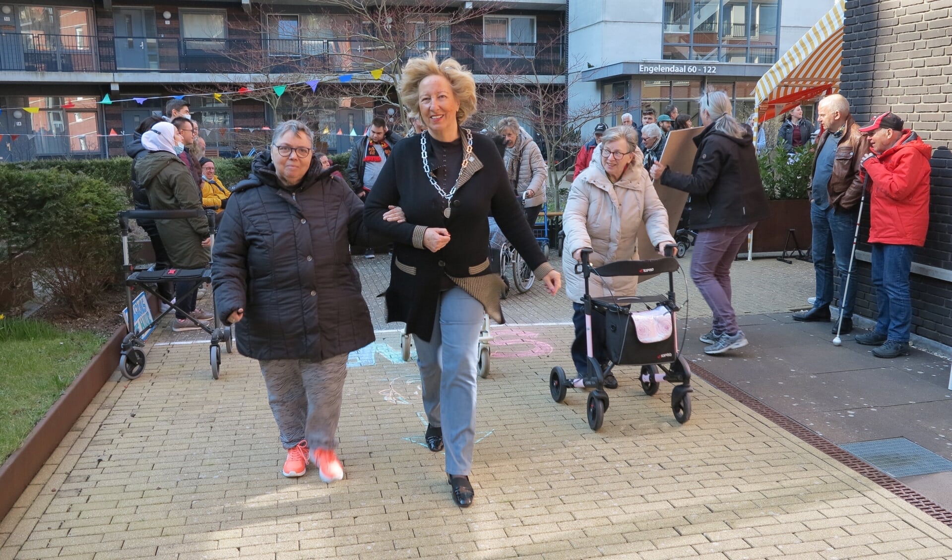 Burgemeester Laila Driessen opent de sponsorloop samen met één van de deelnemers. 